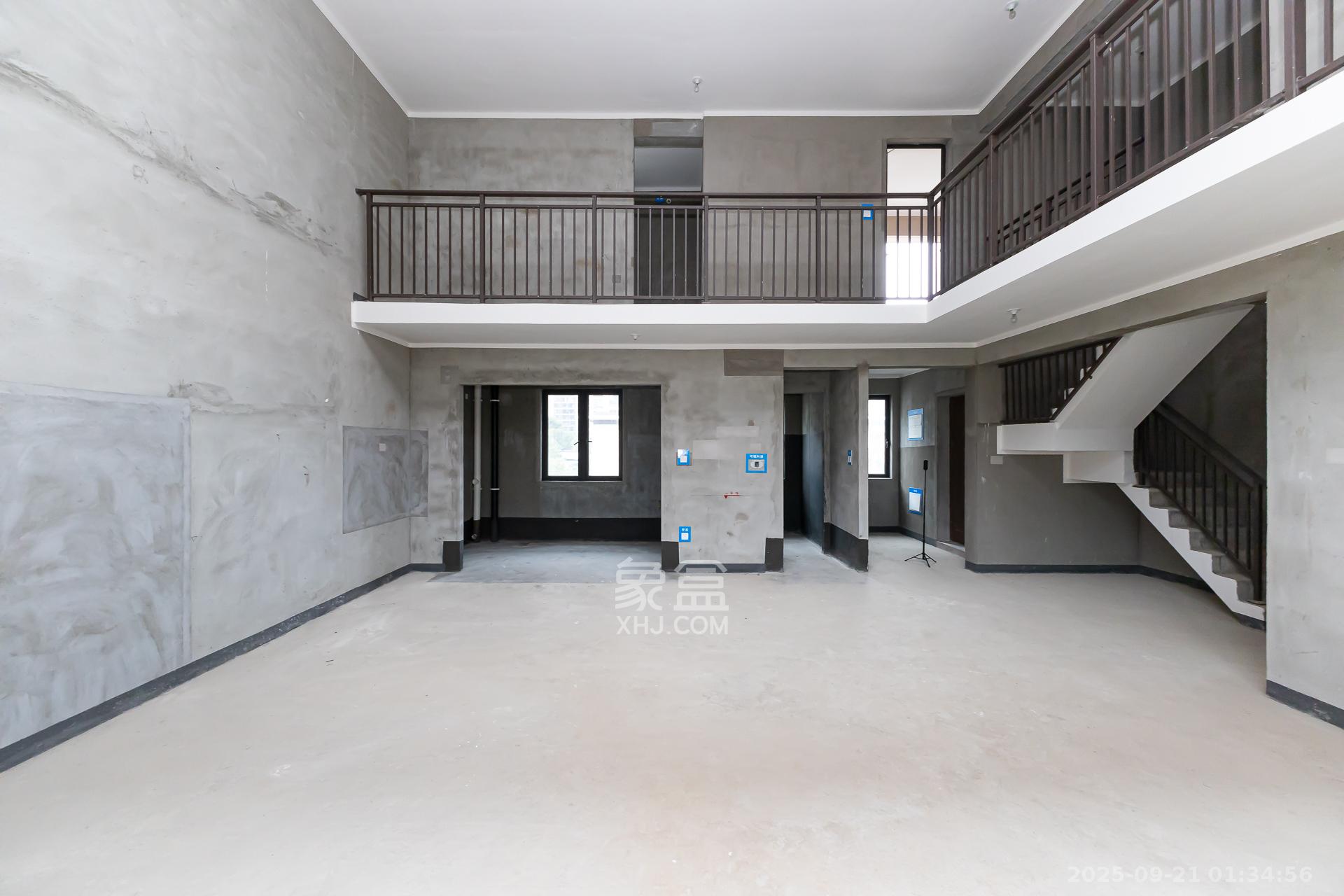 时代建发和著  4室2厅2卫   310.00万客厅