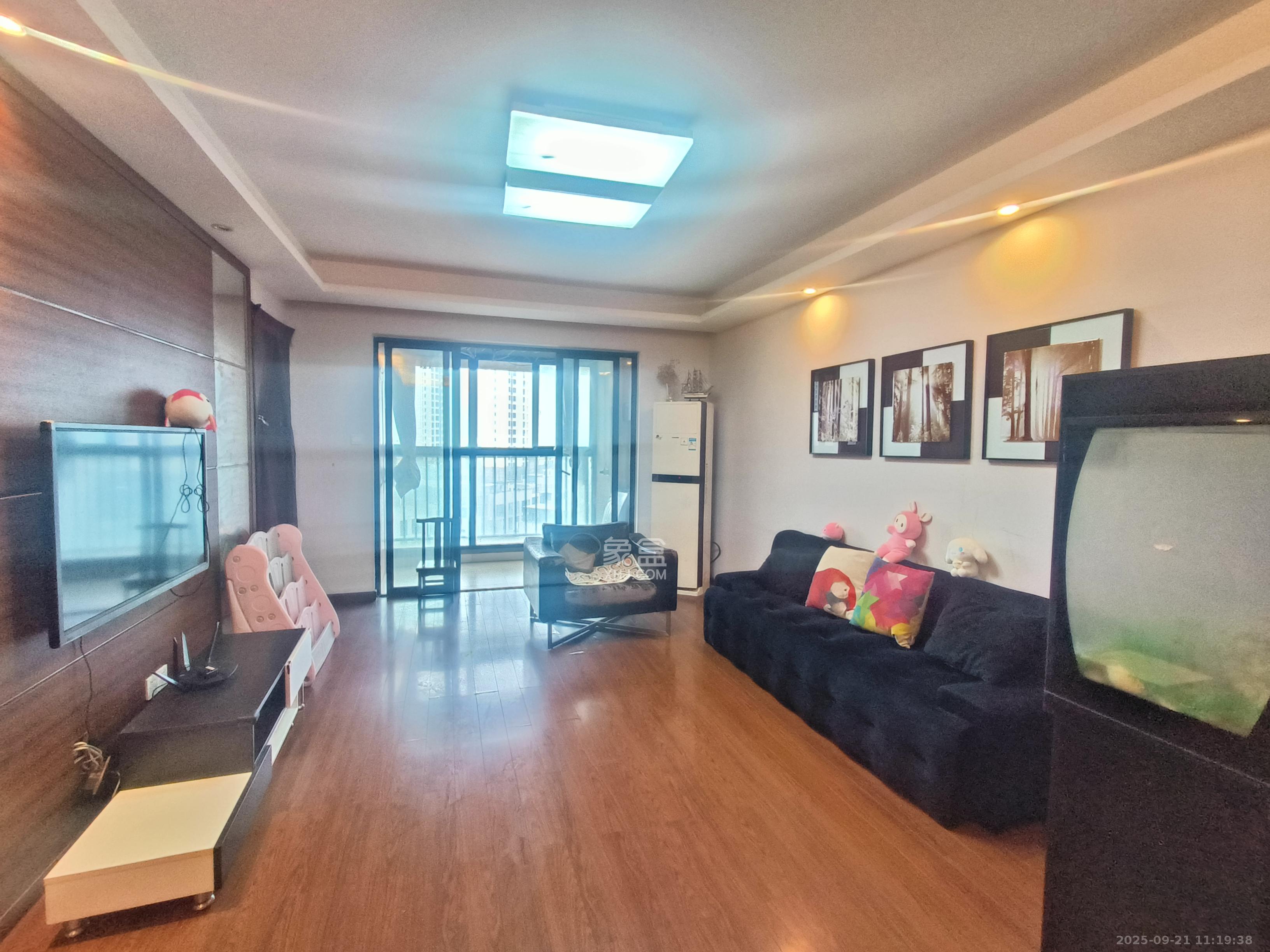 万科城 3室2厅1卫 2400.0元/月 万科城 3室2厅1卫 2400.0元/月室内图