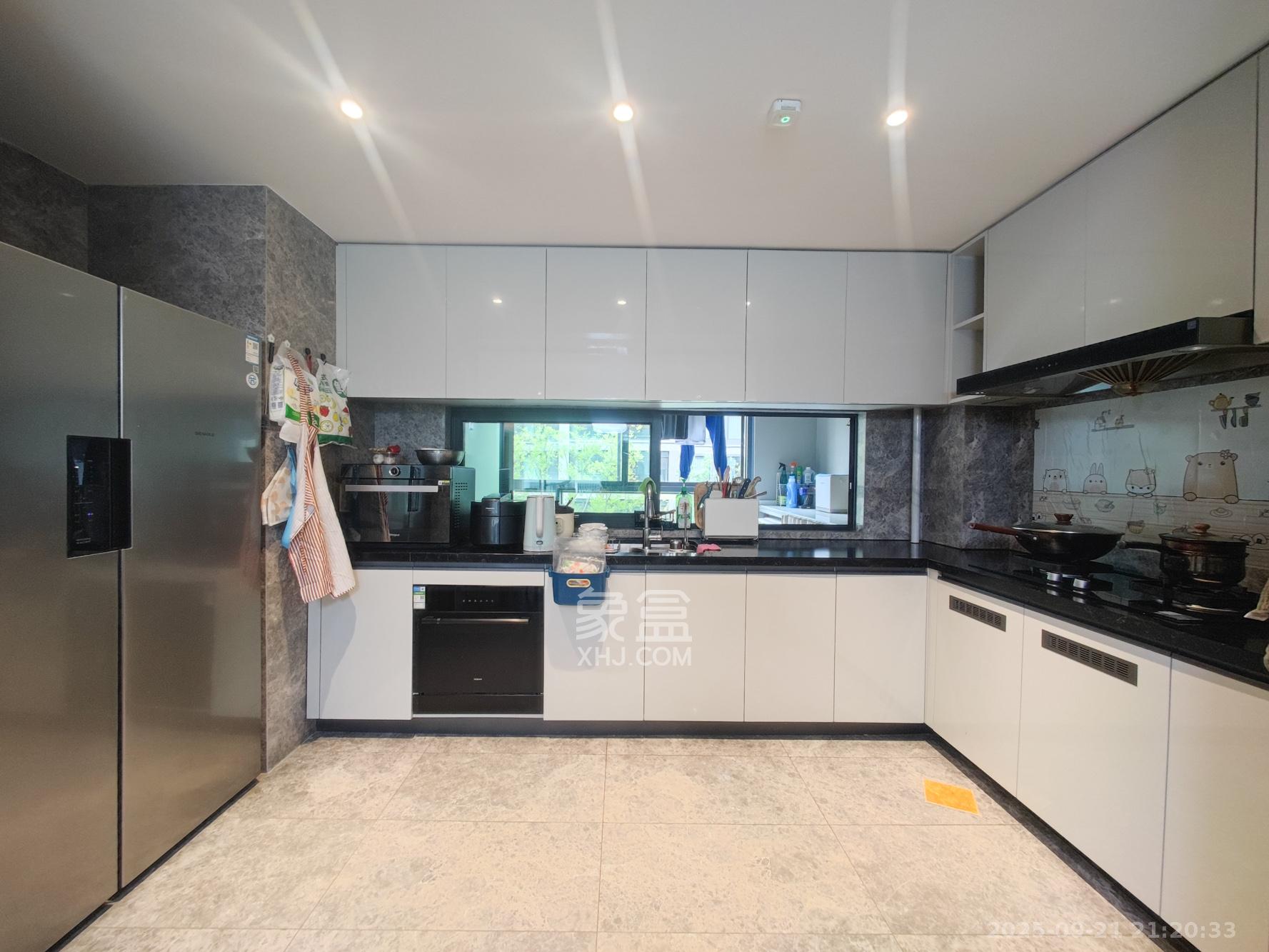 印湘山  4室2厅2卫    318.0万厨房