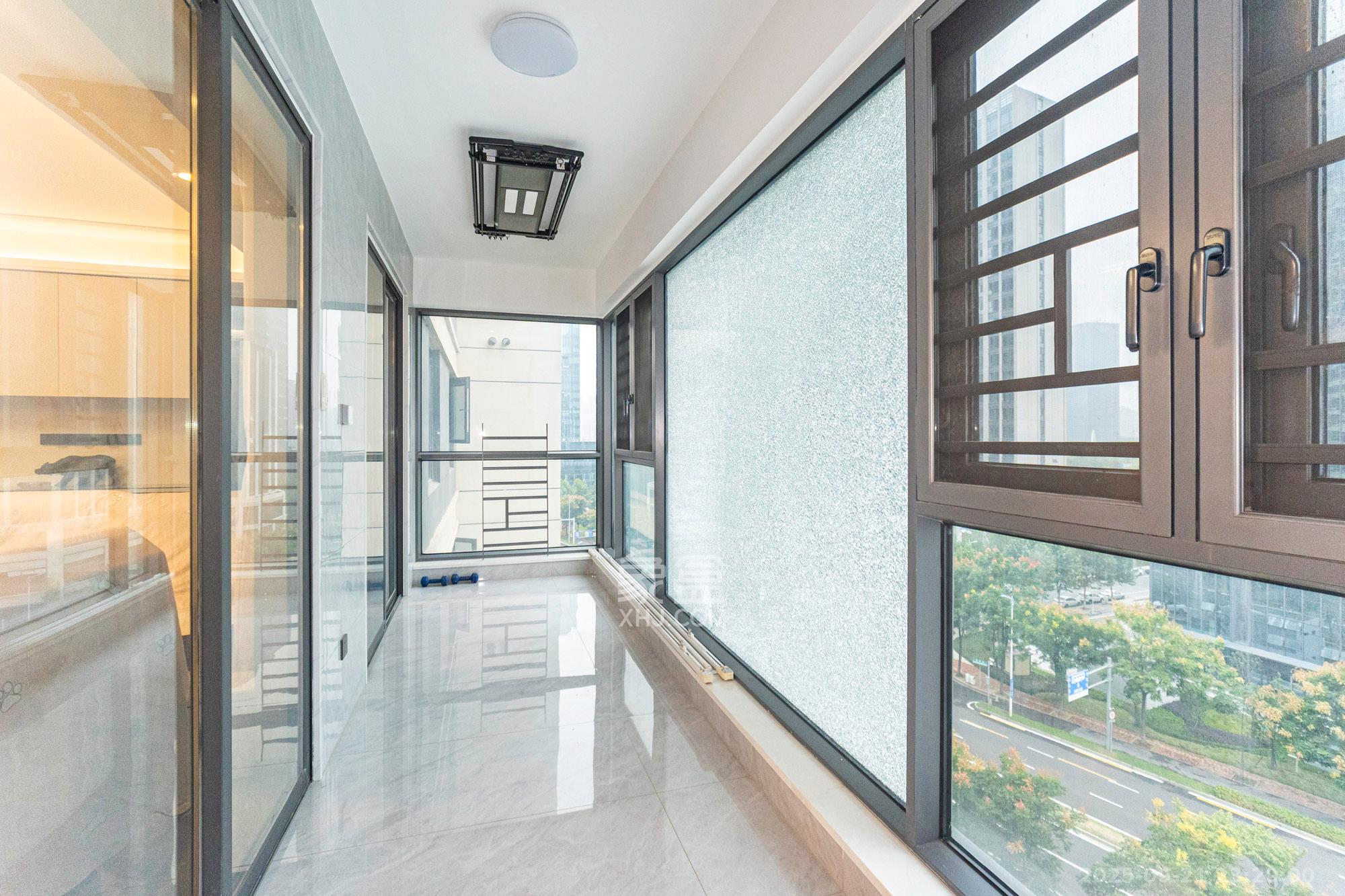 绿地V岛 4室2厅2卫 235.0万 绿地V岛 4室2厅2卫 235.0万阳台