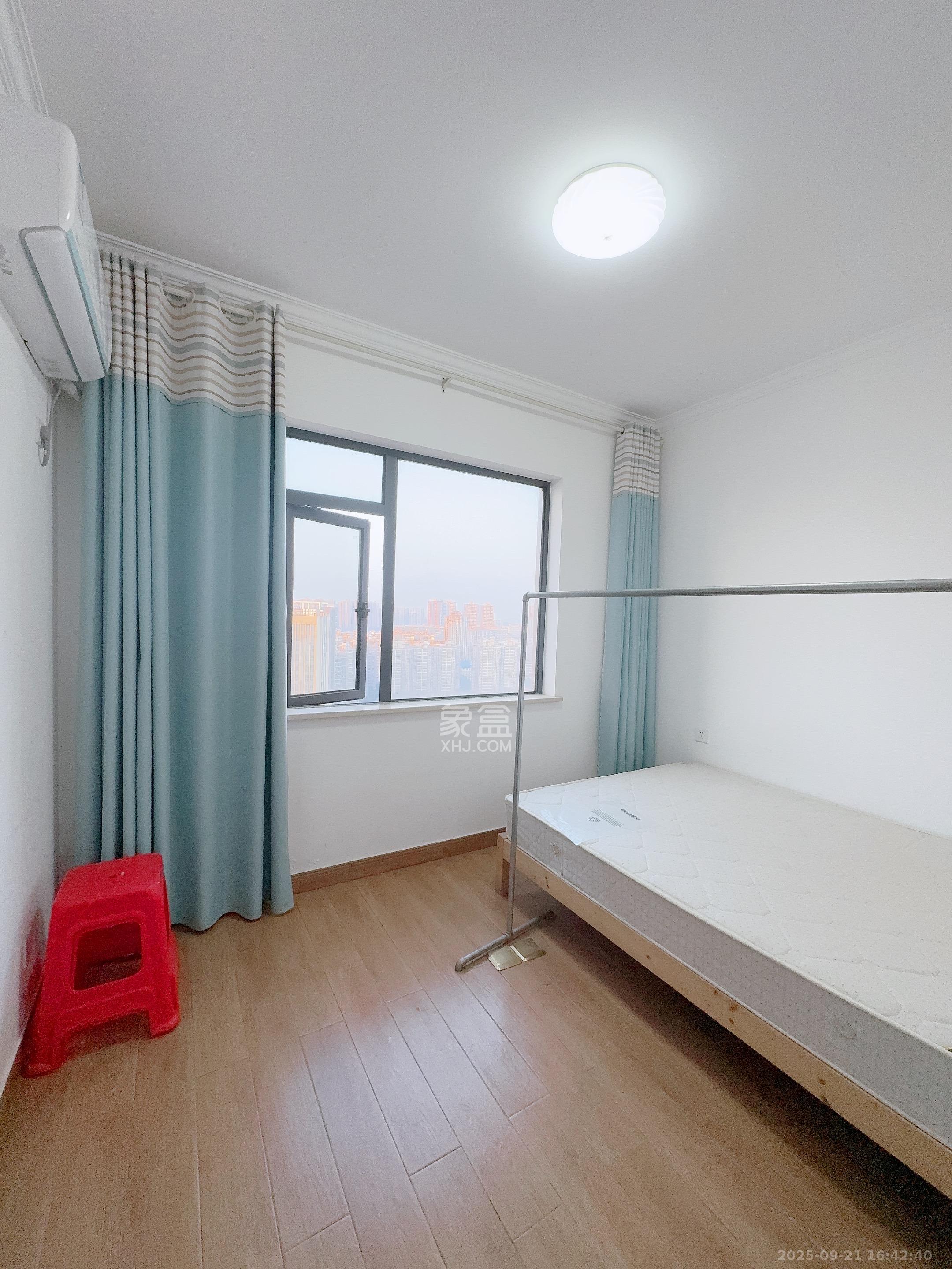 月亮湾草莓街区一、二期  4室2厅1卫    2100.0元/月室内图