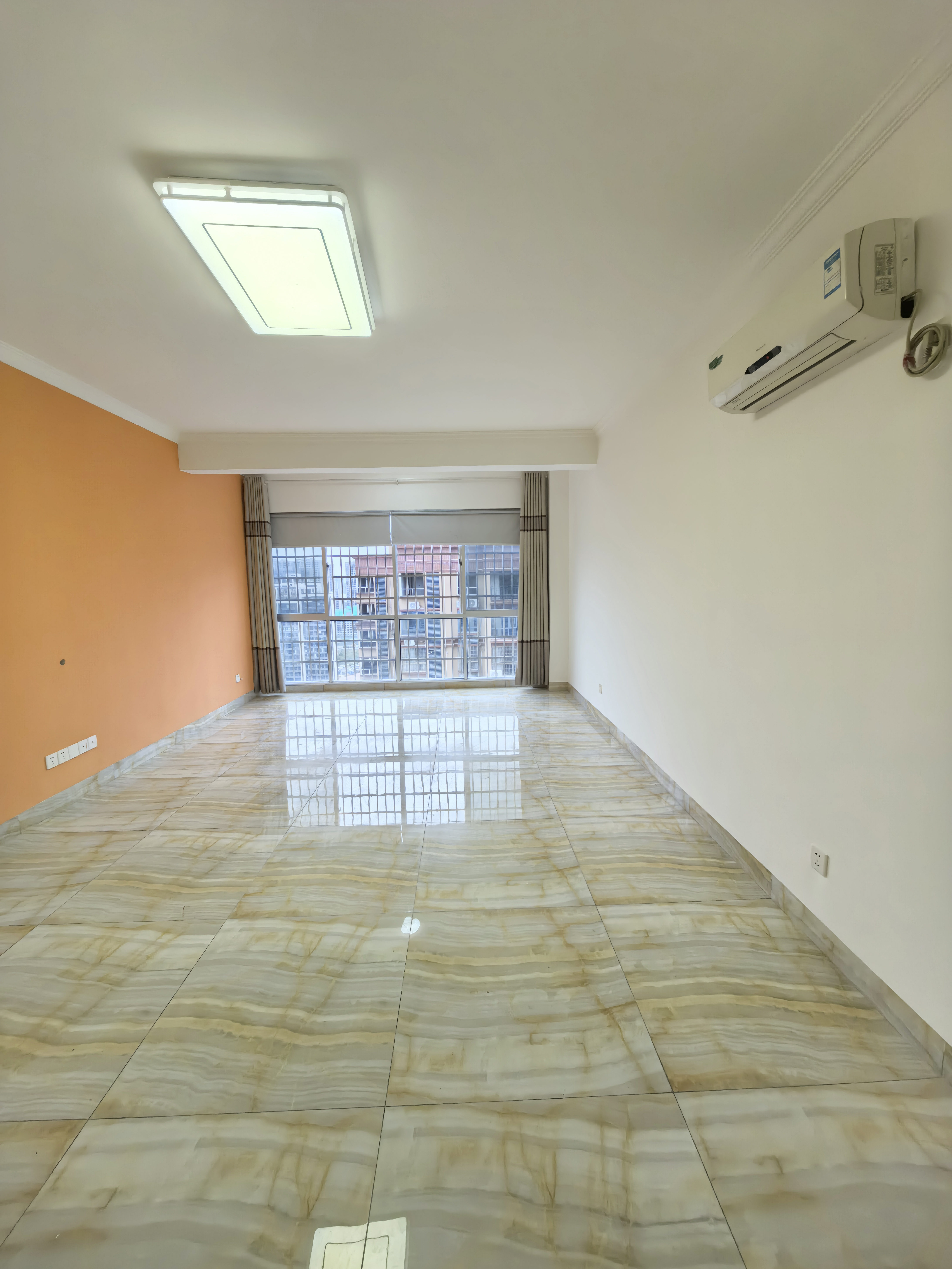 千里红小区(京明时代广场) 3室2厅2卫 72.8万 千里红小区(京明时代广场) 3室2厅2卫 72.8万客厅