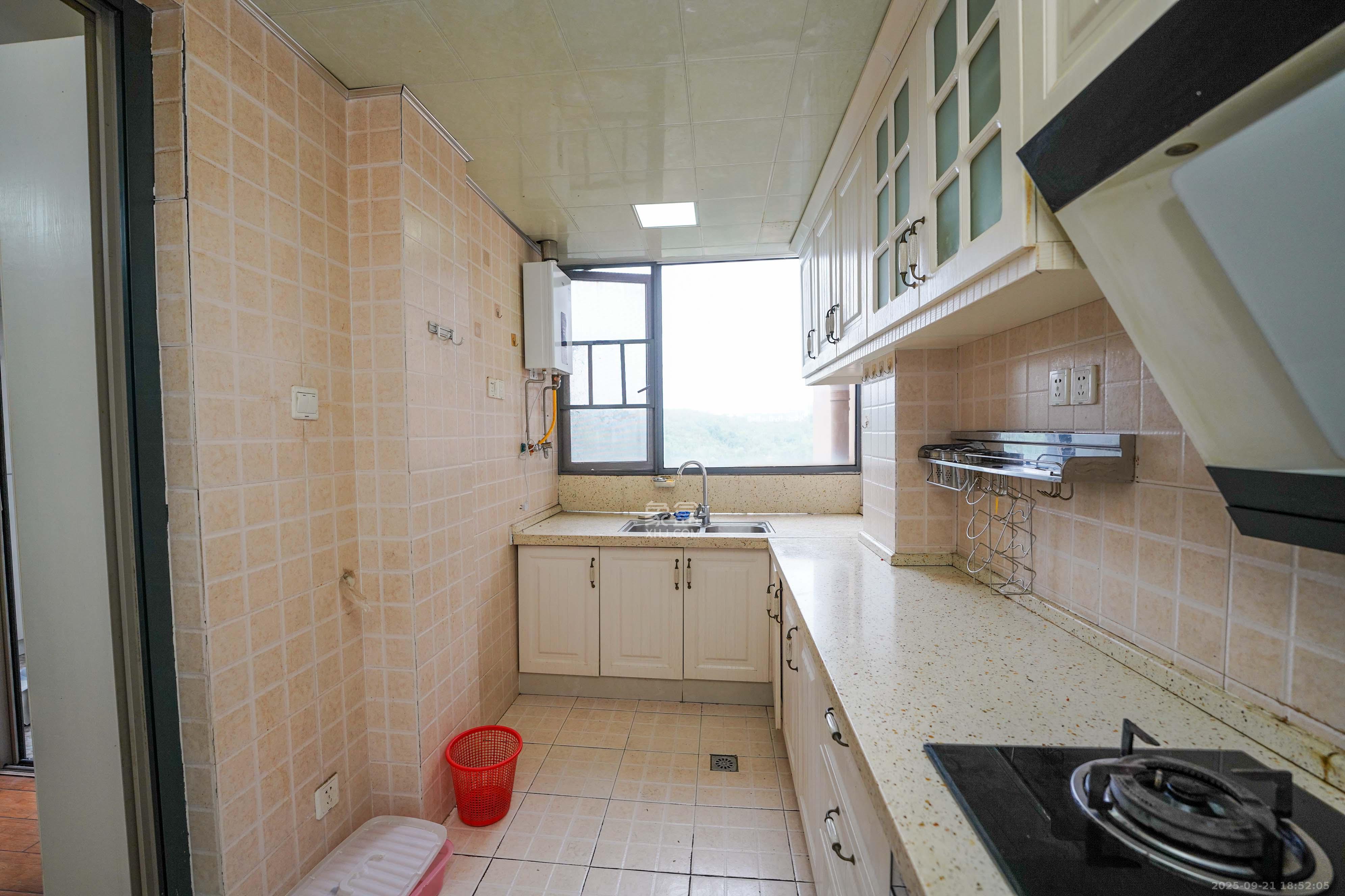 怡海星城  3室2厅2卫    69.0万 怡海星城  3室2厅2卫    69.0万厨房