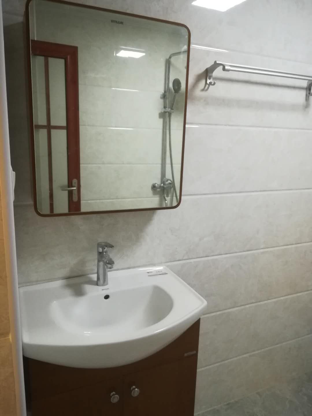 枫林雅郡 2室2厅1卫 128.0万 枫林雅郡 2室2厅1卫 128.0万卫生间