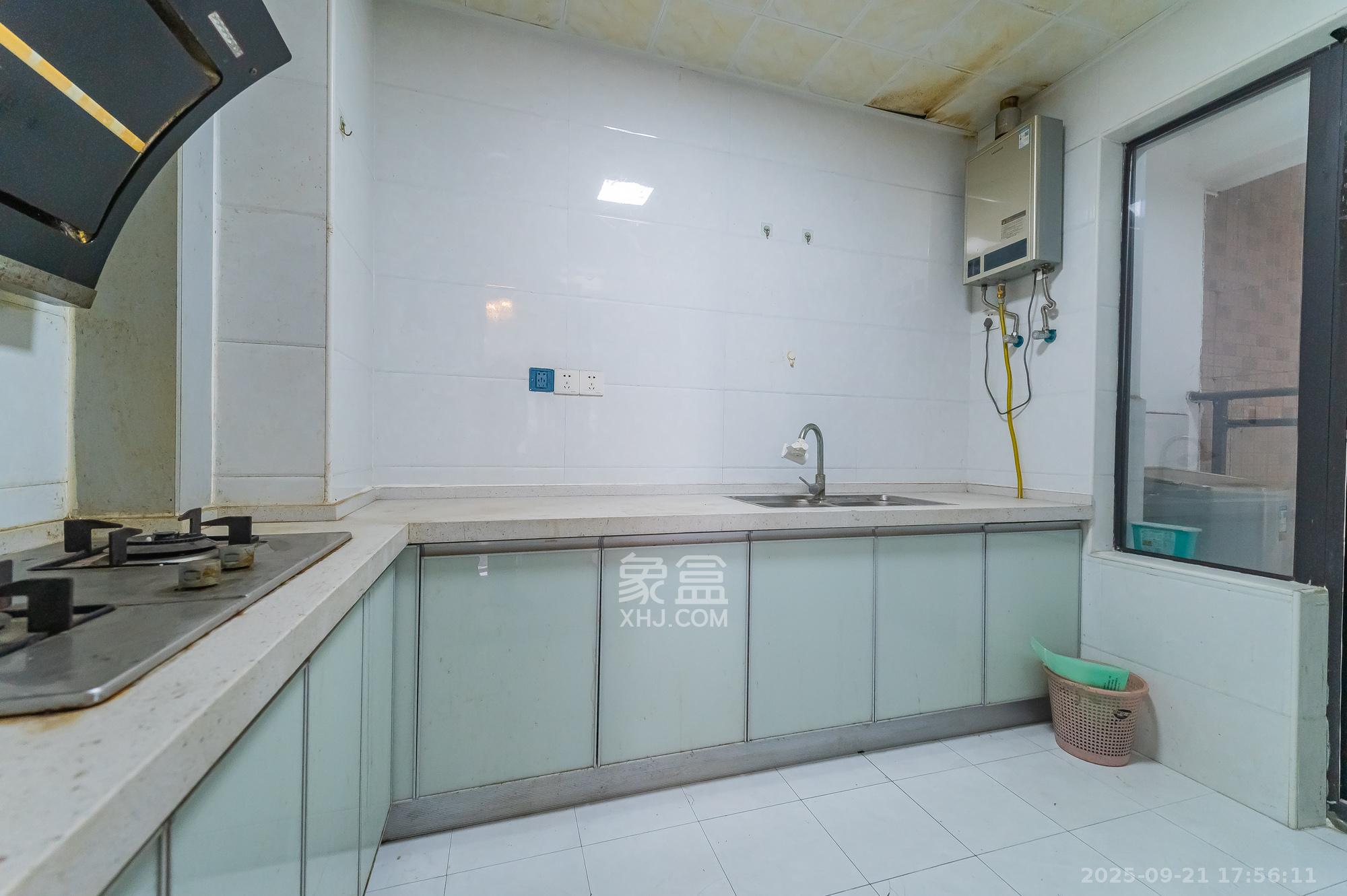 未来漫城  3室1厅1卫    89.8万厨房