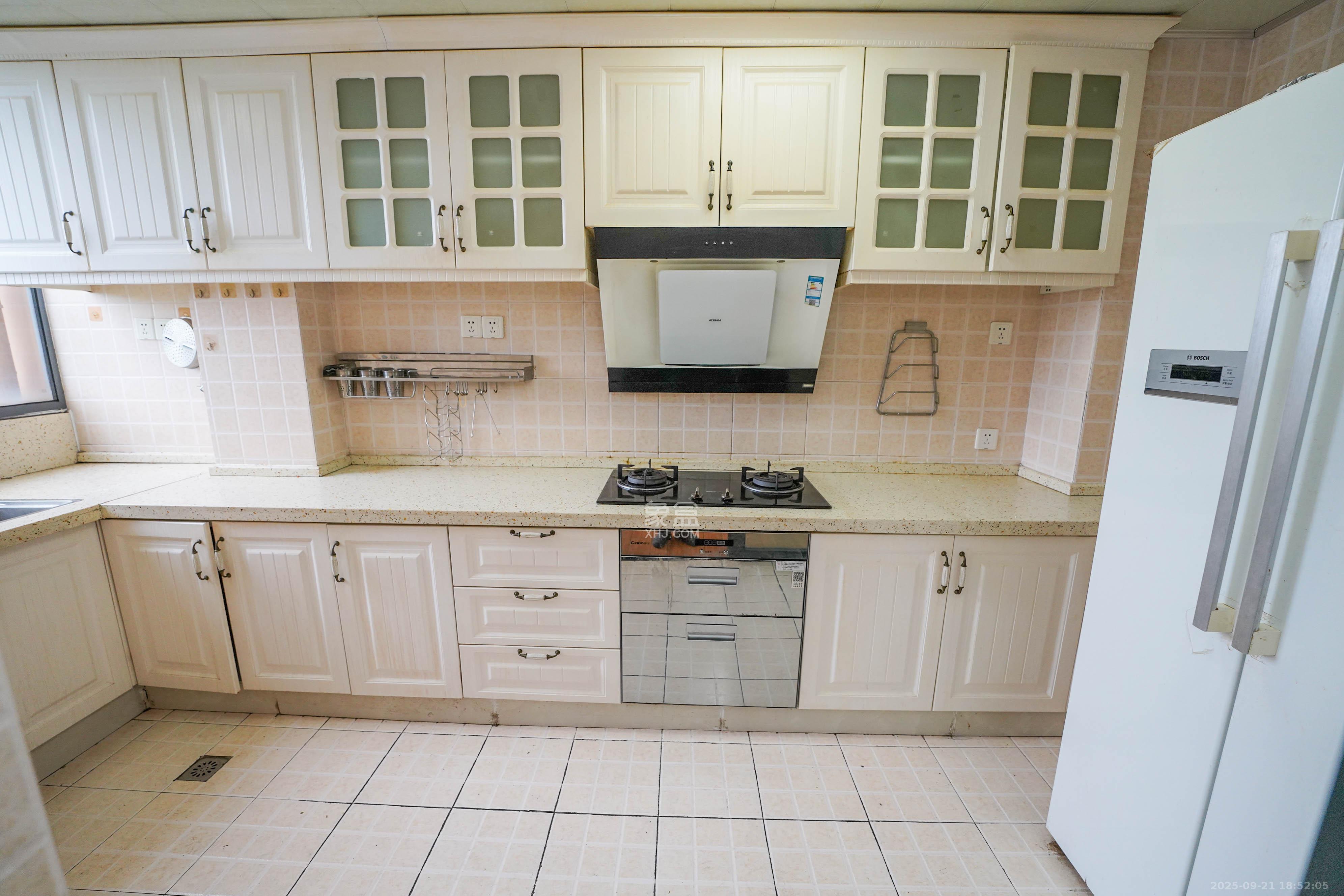 怡海星城  3室2厅2卫    69.0万 怡海星城  3室2厅2卫    69.0万厨房