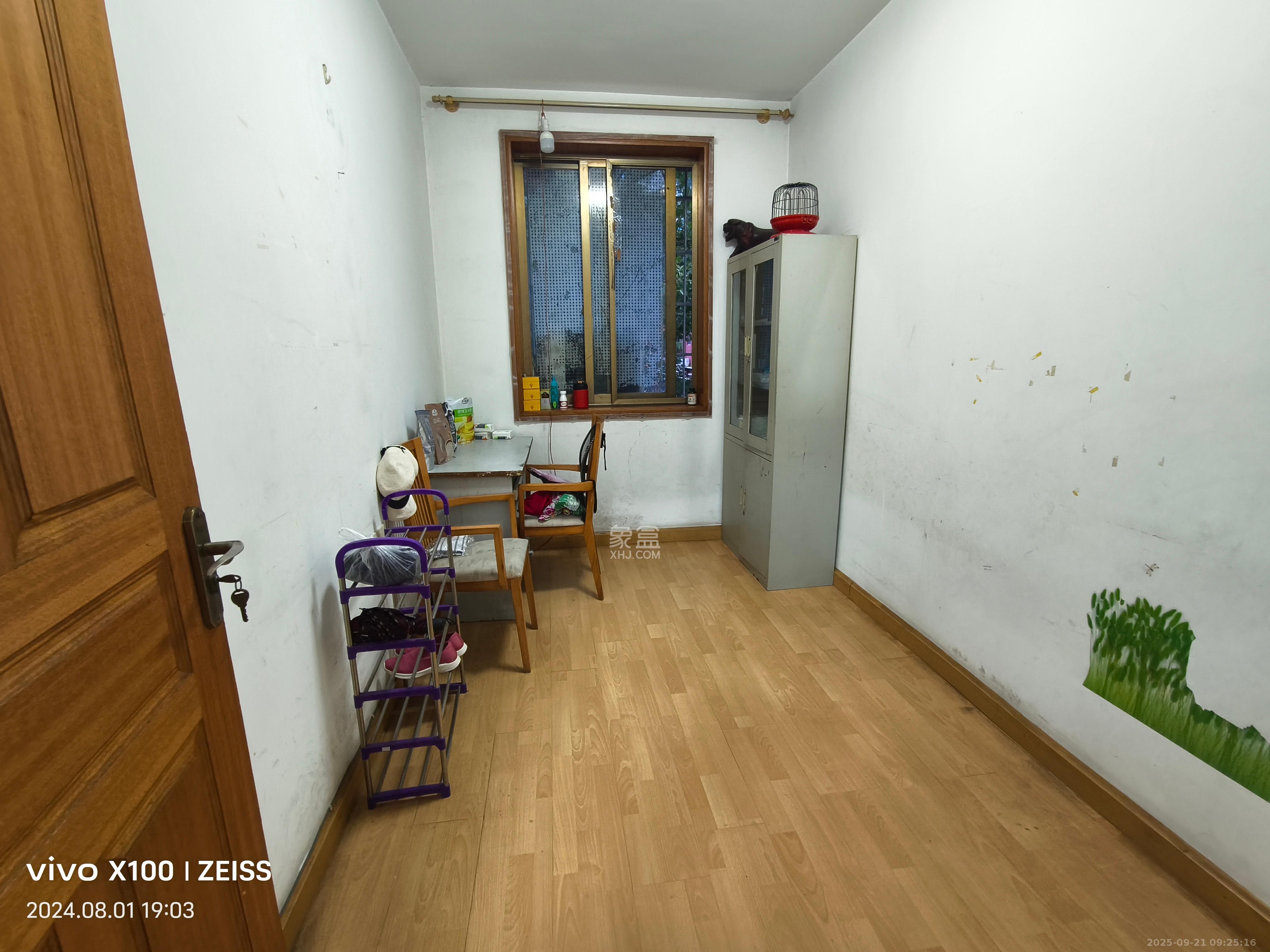 红旗区三片  2室1厅1卫    1400.0元/月室内图