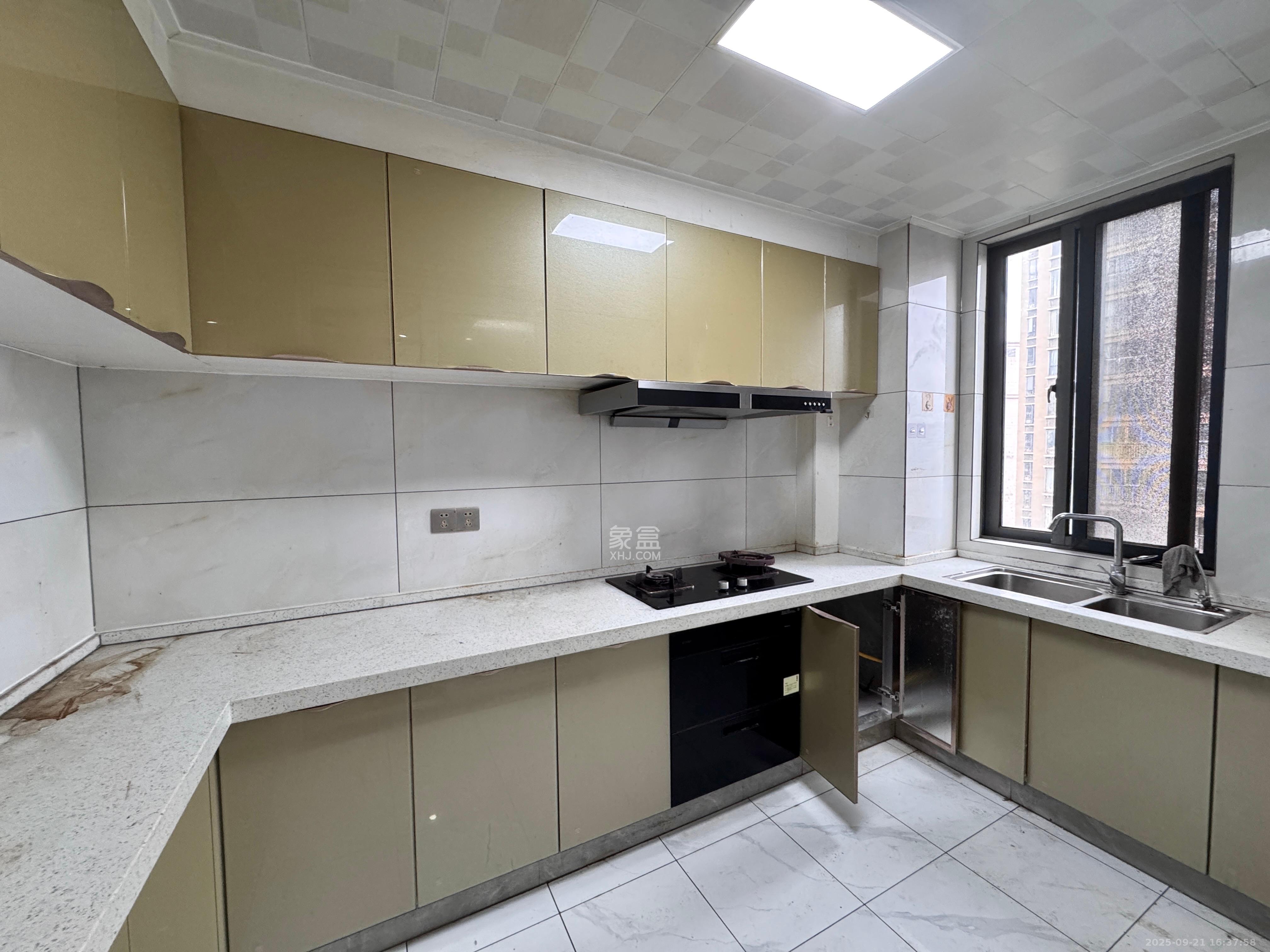 鑫远御文台一期 4室2厅2卫 3500.0元/月 鑫远御文台一期 4室2厅2卫 3500.0元/月室内图