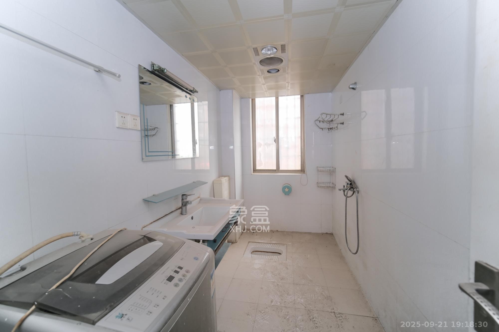 蟠龙欣苑  4室2厅2卫    61.0万卫生间