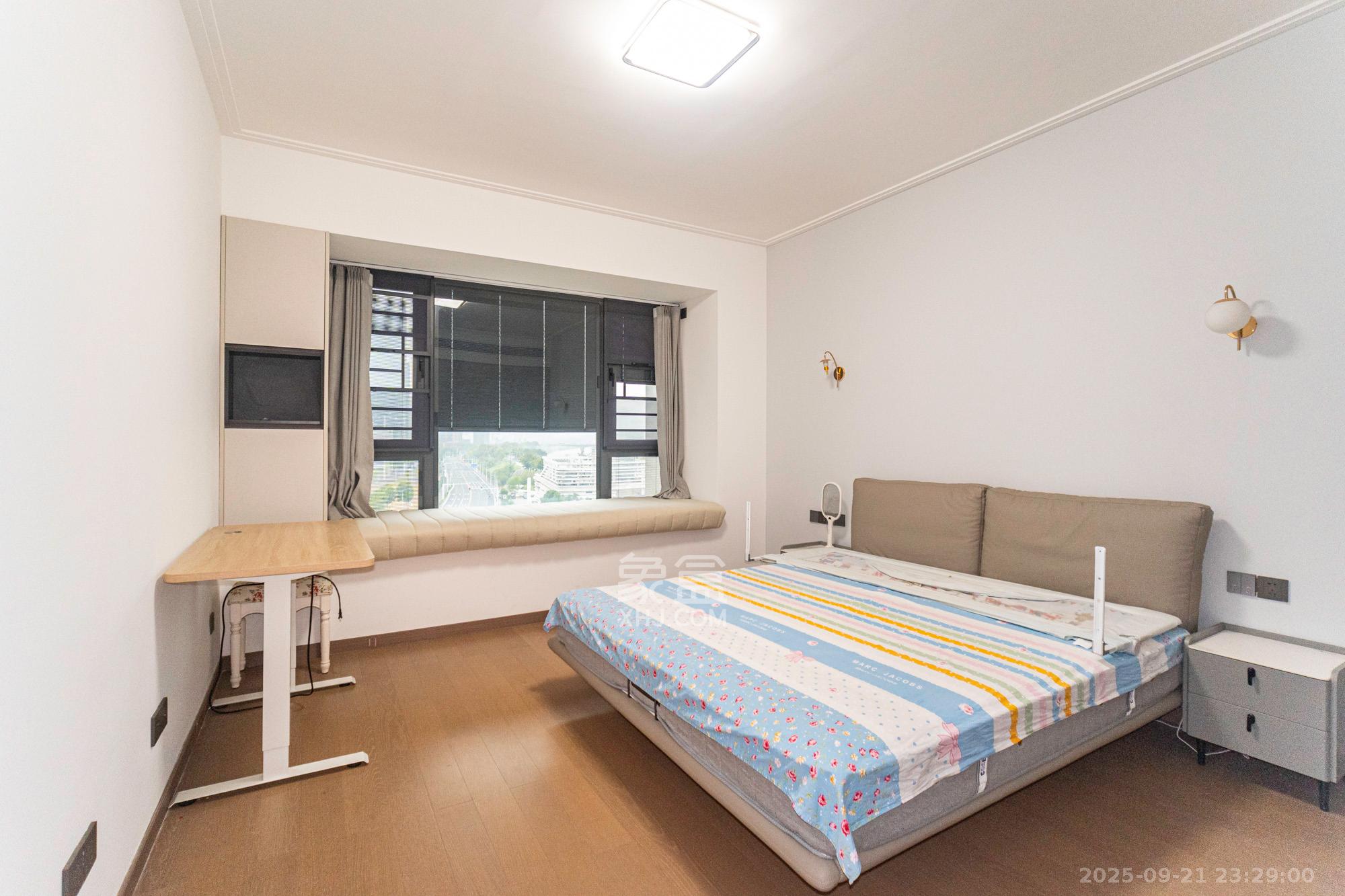 绿地V岛 4室2厅2卫 235.0万 绿地V岛 4室2厅2卫 235.0万卧室