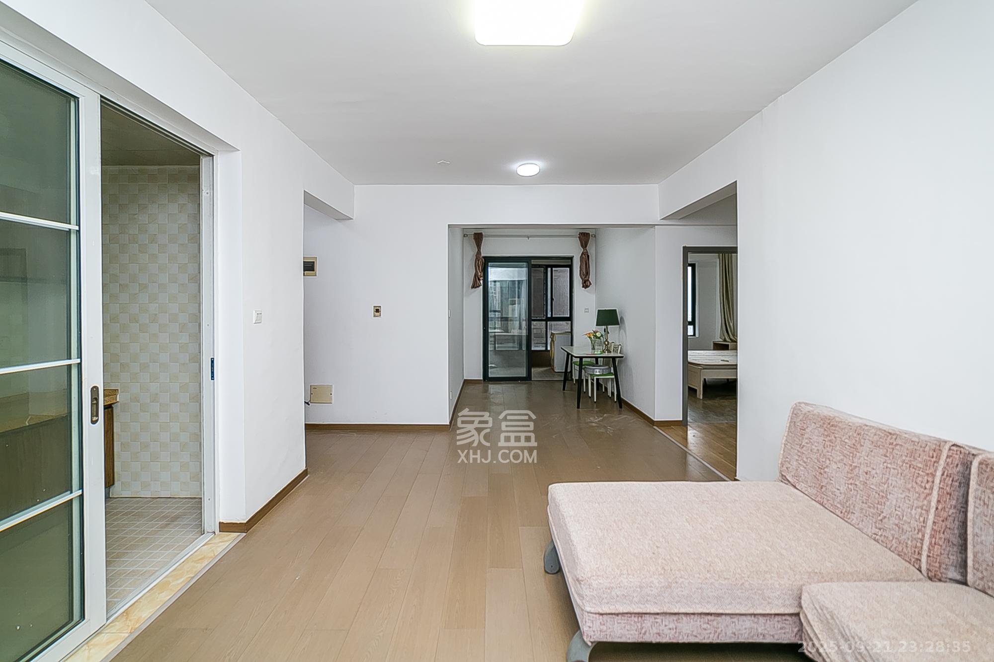 建发汇金国际 2室1厅1卫 110.0万 建发汇金国际 2室1厅1卫 110.0万客厅