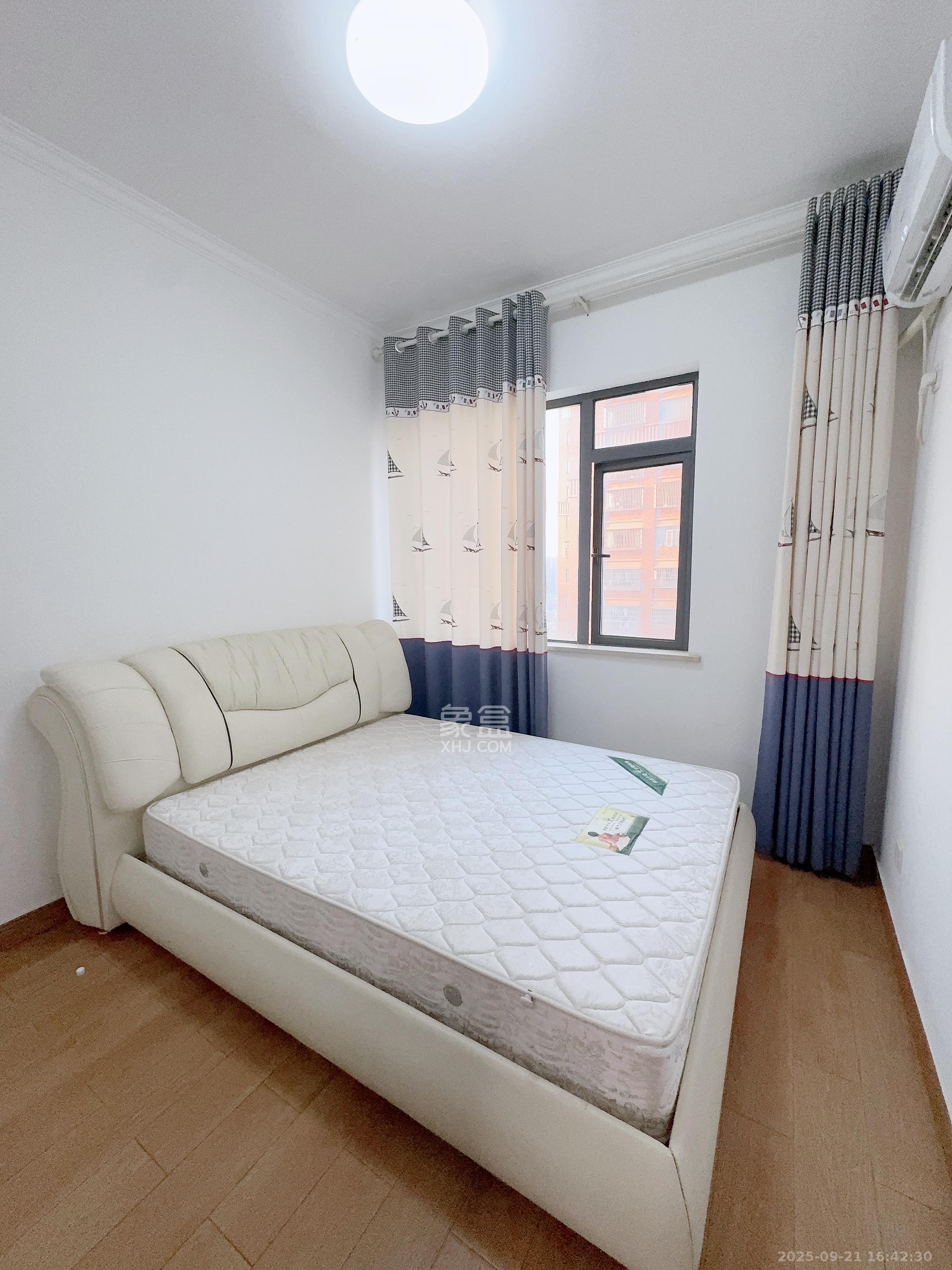 月亮湾草莓街区一、二期  4室2厅1卫    2100.0元/月室内图