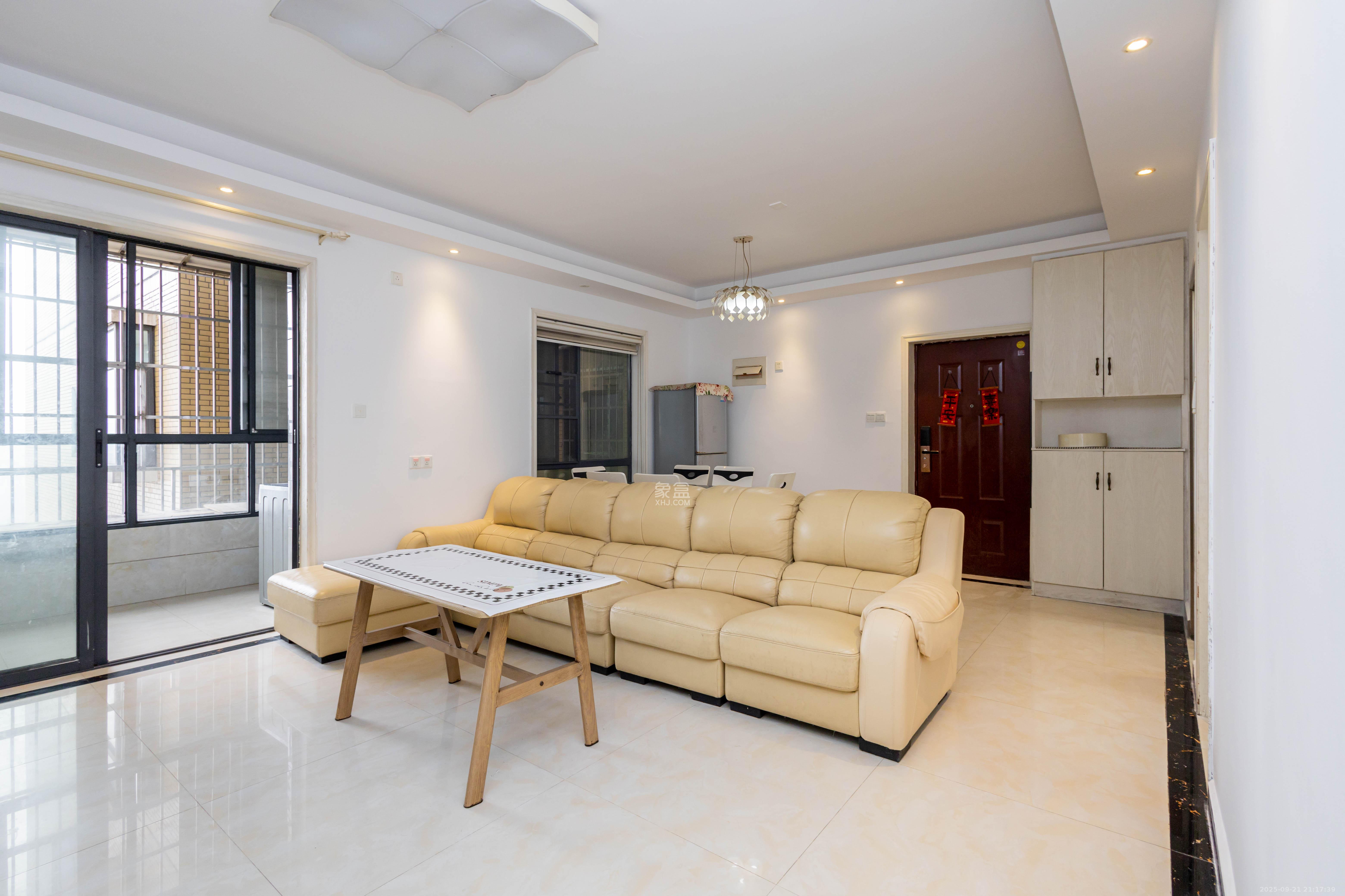 中国铁建国际城二期 3室2厅1卫 50.8万 中国铁建国际城二期 3室2厅1卫 50.8万客厅