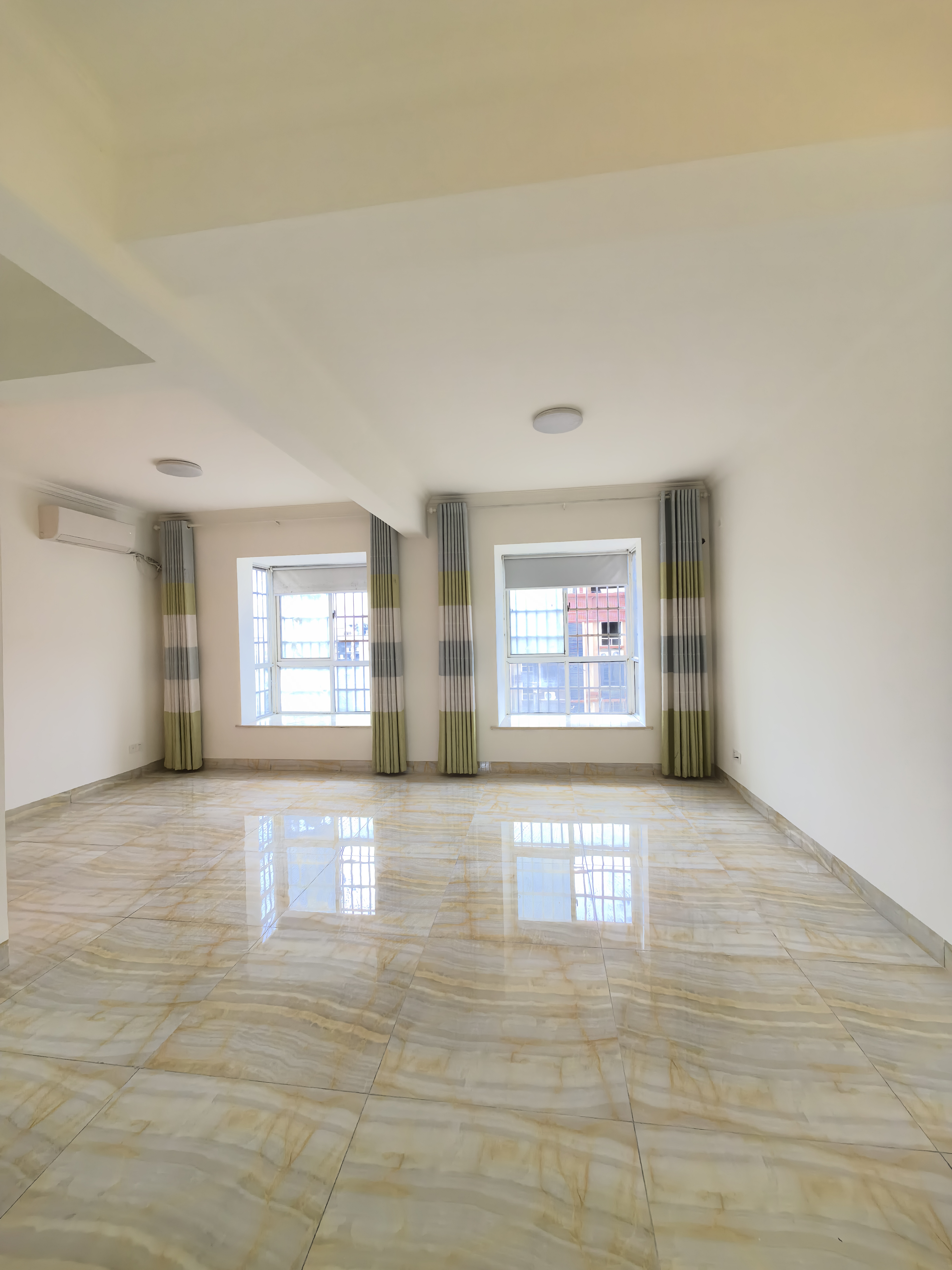 千里红小区(京明时代广场) 3室2厅2卫 72.8万 千里红小区(京明时代广场) 3室2厅2卫 72.8万客厅