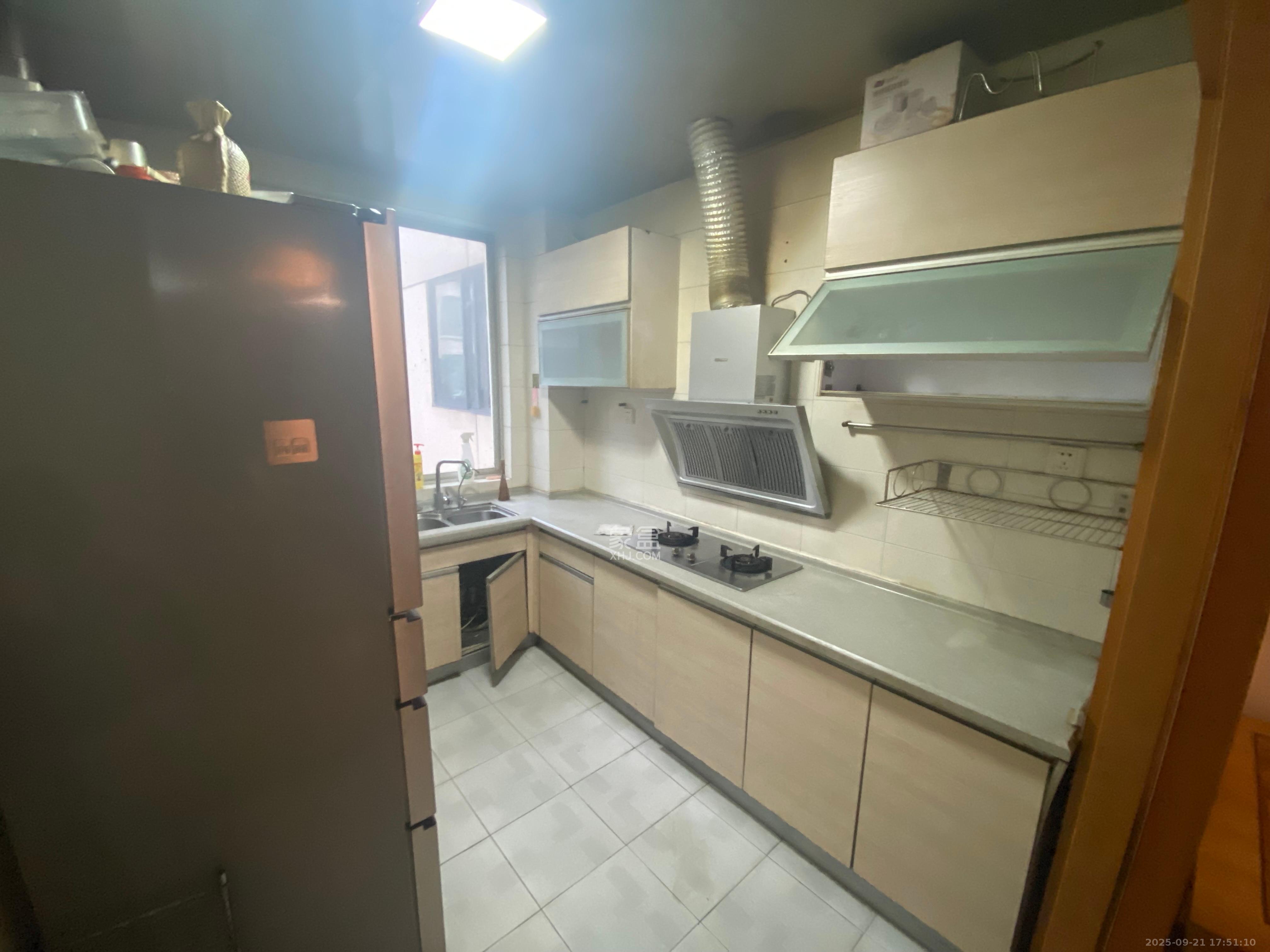 新星小区 3室2厅2卫 1800.0元/月 新星小区 3室2厅2卫 1800.0元/月室内图