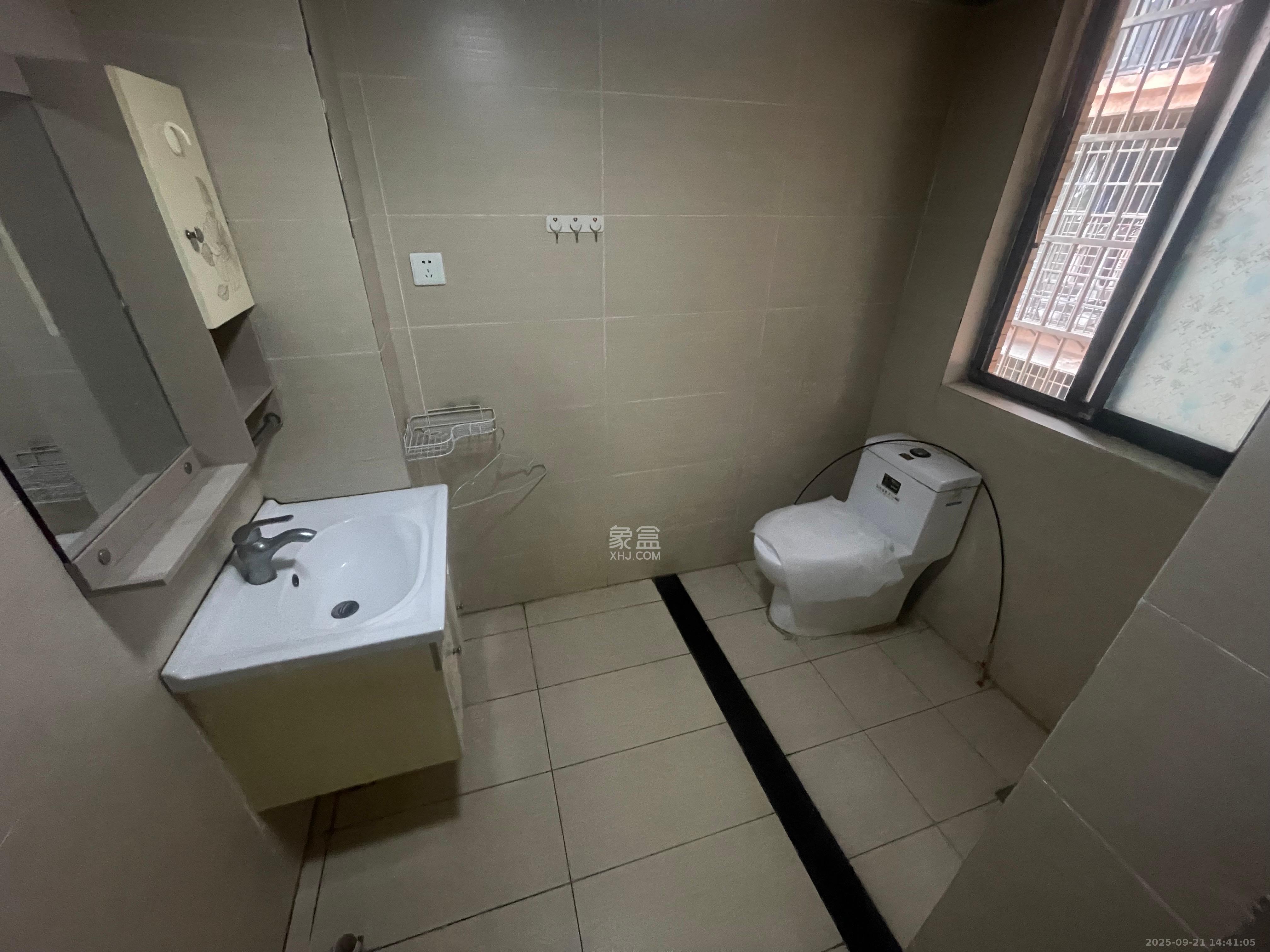 诚兴园 3室2厅2卫 2400.0元/月 诚兴园 3室2厅2卫 2400.0元/月室内图