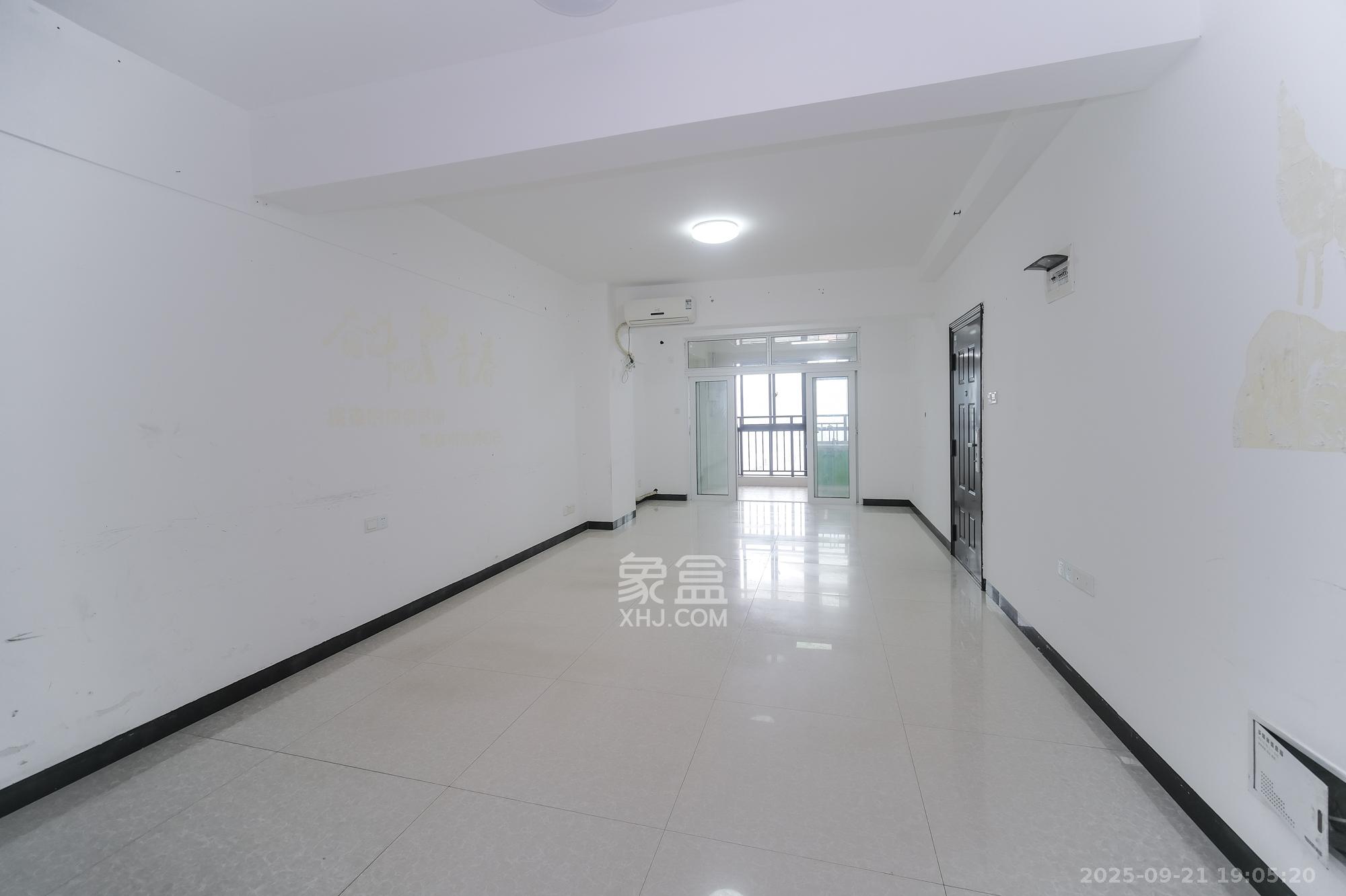 山水湾 1室1厅1卫 32.8万 山水湾 1室1厅1卫 32.8万客厅