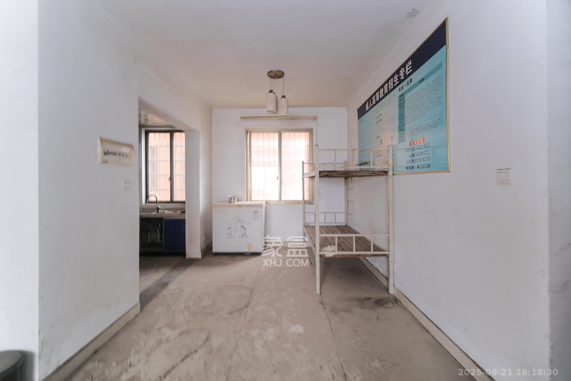 蟠龙欣苑 4室2厅2卫 61.0万 蟠龙欣苑 4室2厅2卫 61.0万客厅