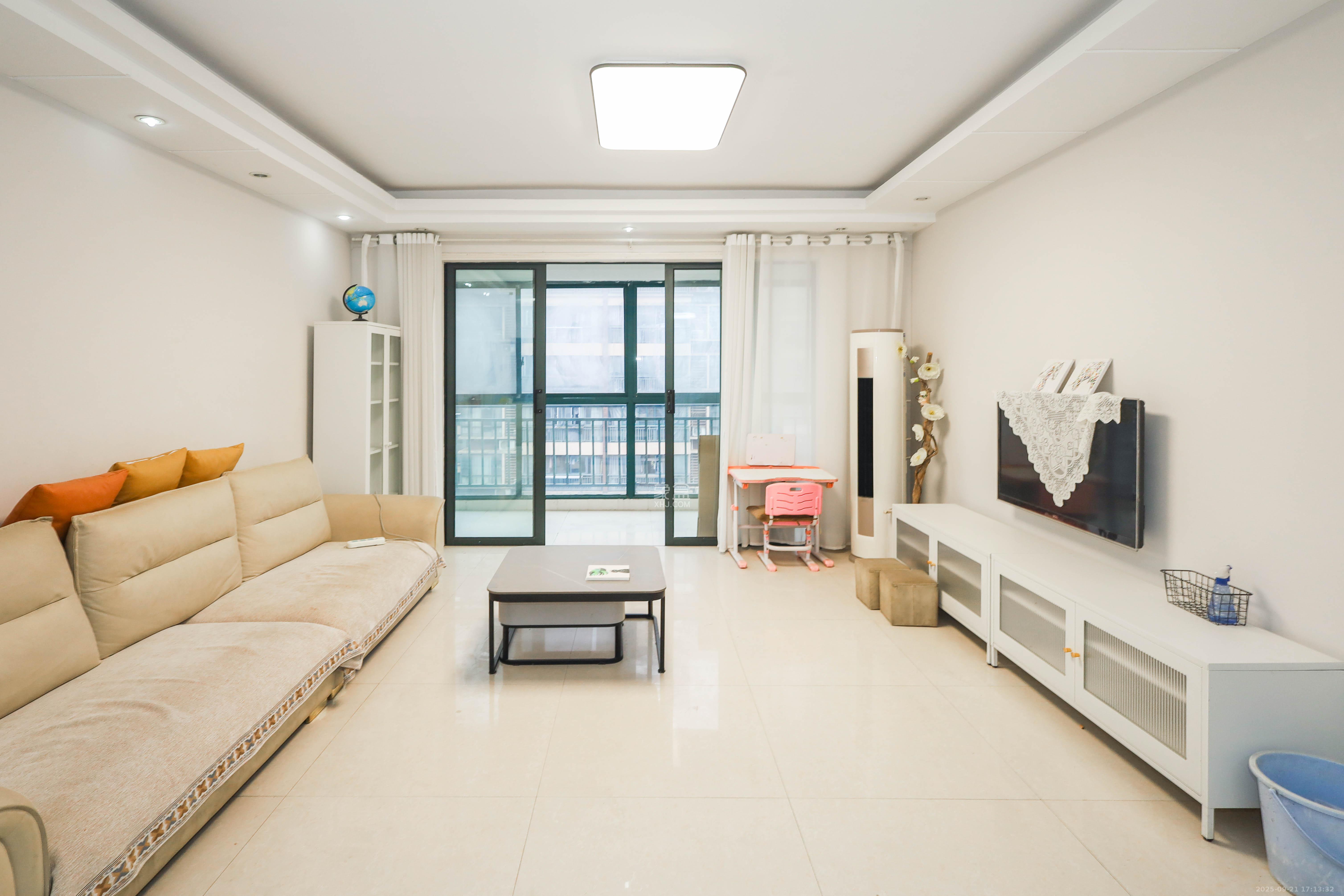 麓谷公馆(涉外国际公馆) 3室2厅2卫 95.0万 麓谷公馆(涉外国际公馆) 3室2厅2卫 95.0万客厅