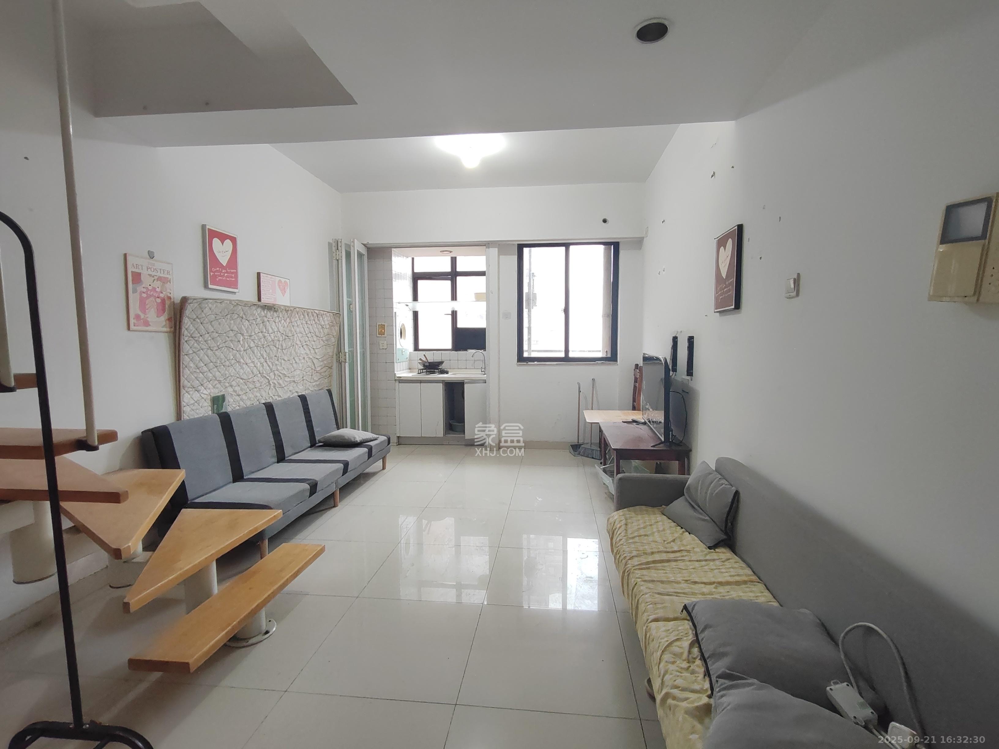 华润凤凰城一期  1室1厅1卫    1400.0元/月 华润凤凰城一期  1室1厅1卫    1400.0元/月