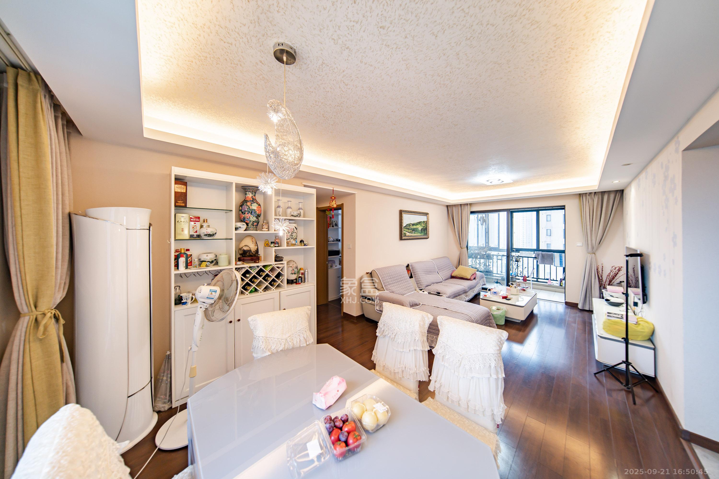 万科白鹭郡  3室2厅2卫    125.0万客厅