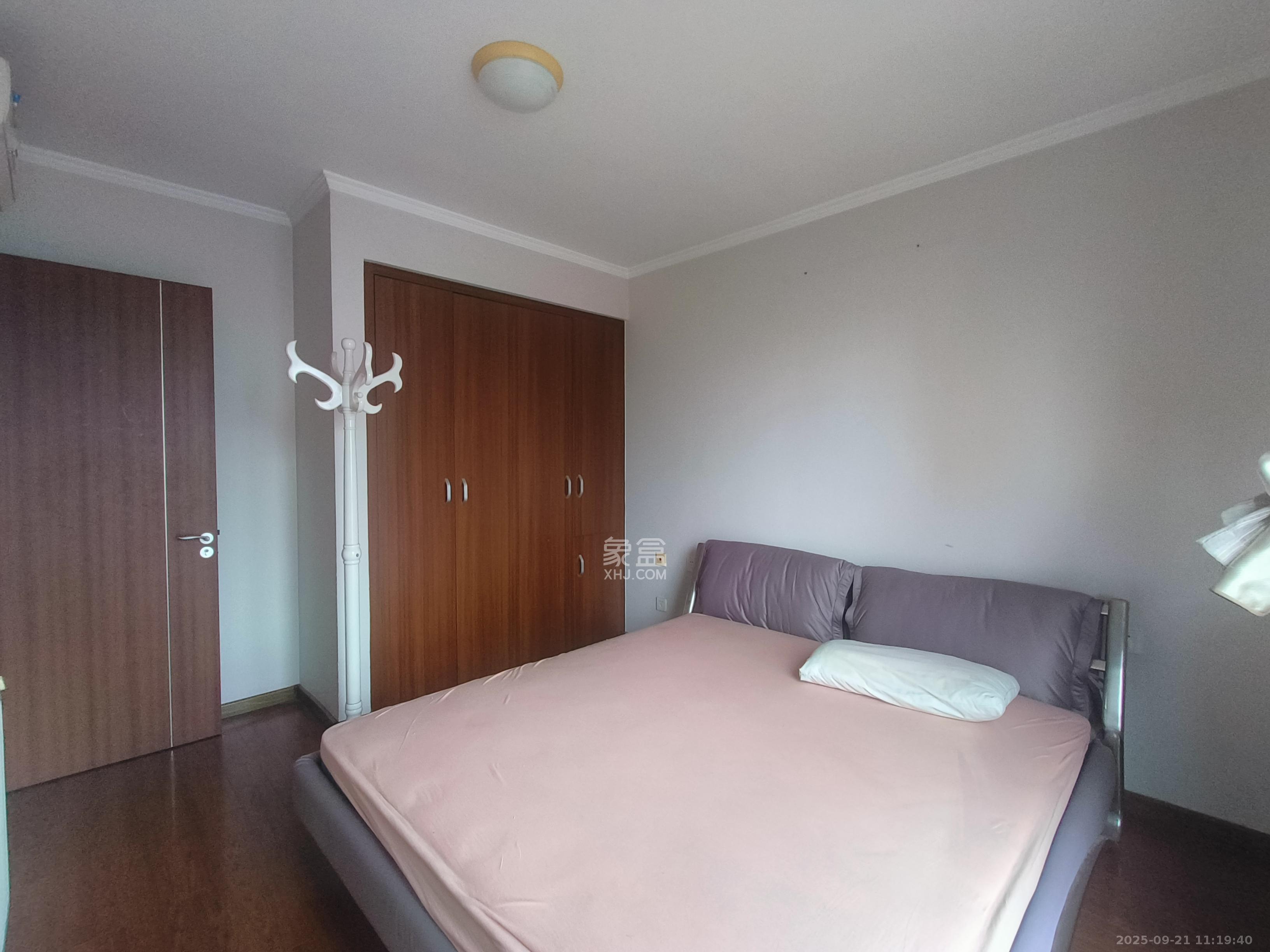 万科城 3室2厅1卫 2400.0元/月 万科城 3室2厅1卫 2400.0元/月室内图