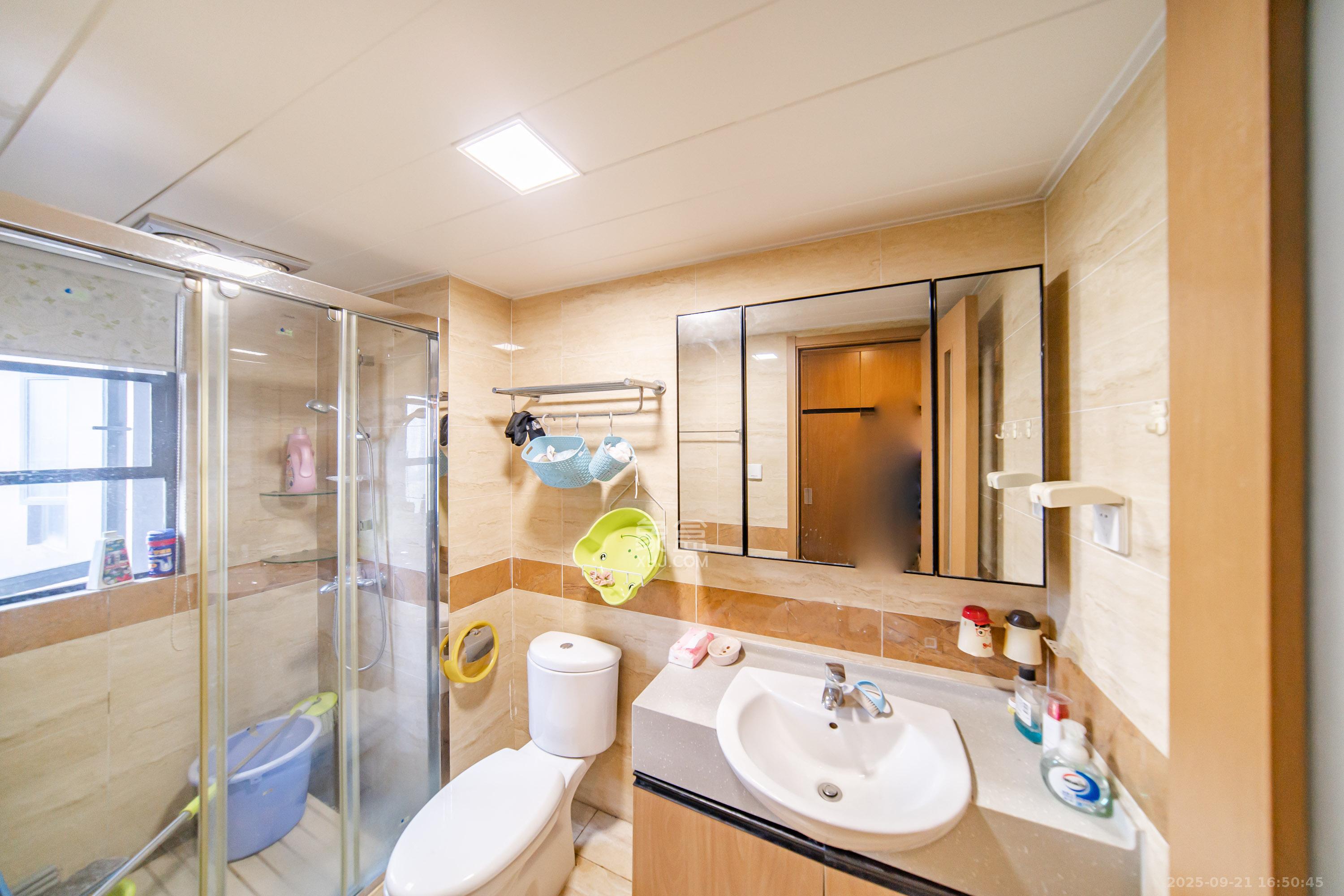 万科白鹭郡  3室2厅2卫    125.0万卫生间