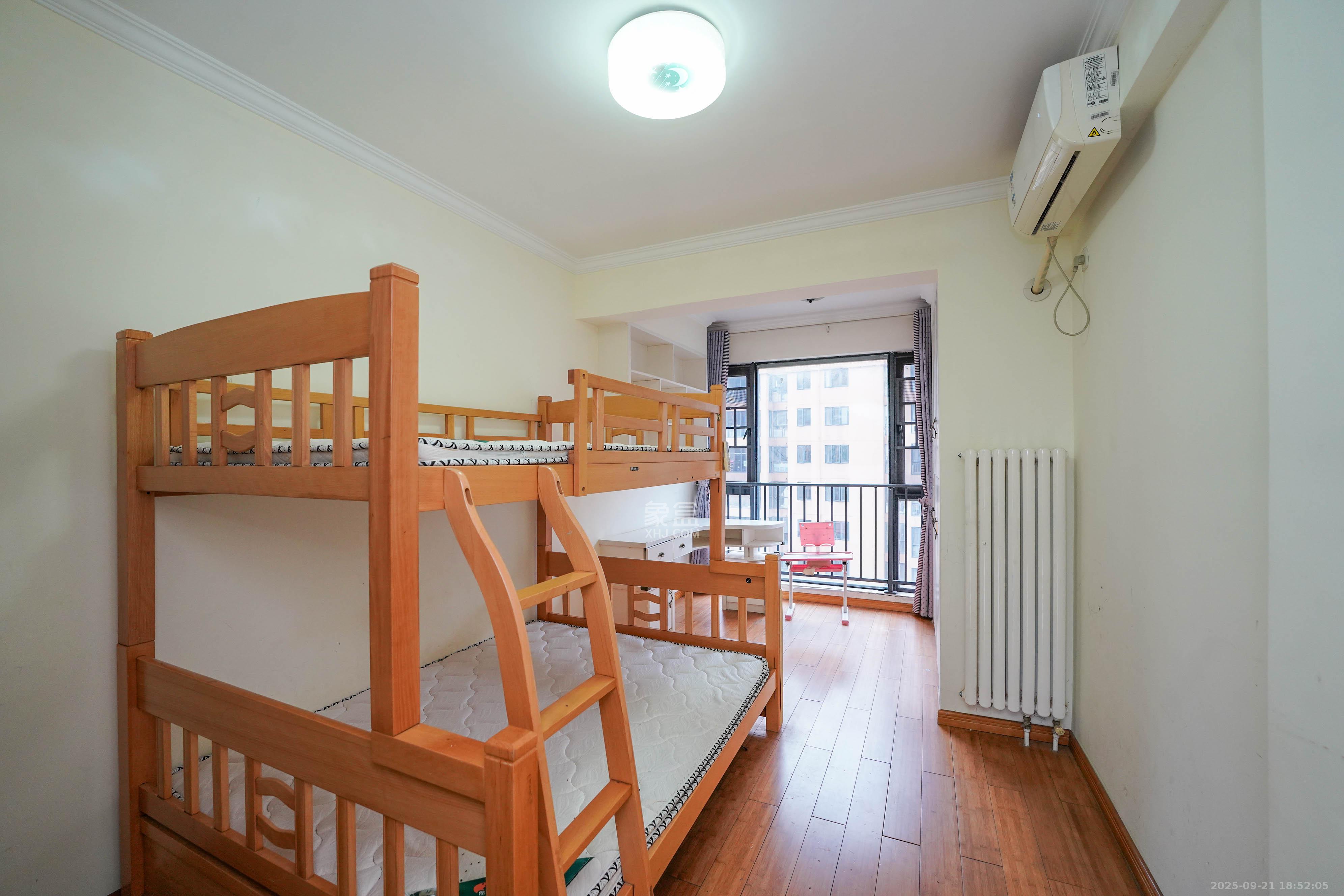 怡海星城  3室2厅2卫    69.0万 怡海星城  3室2厅2卫    69.0万卧室