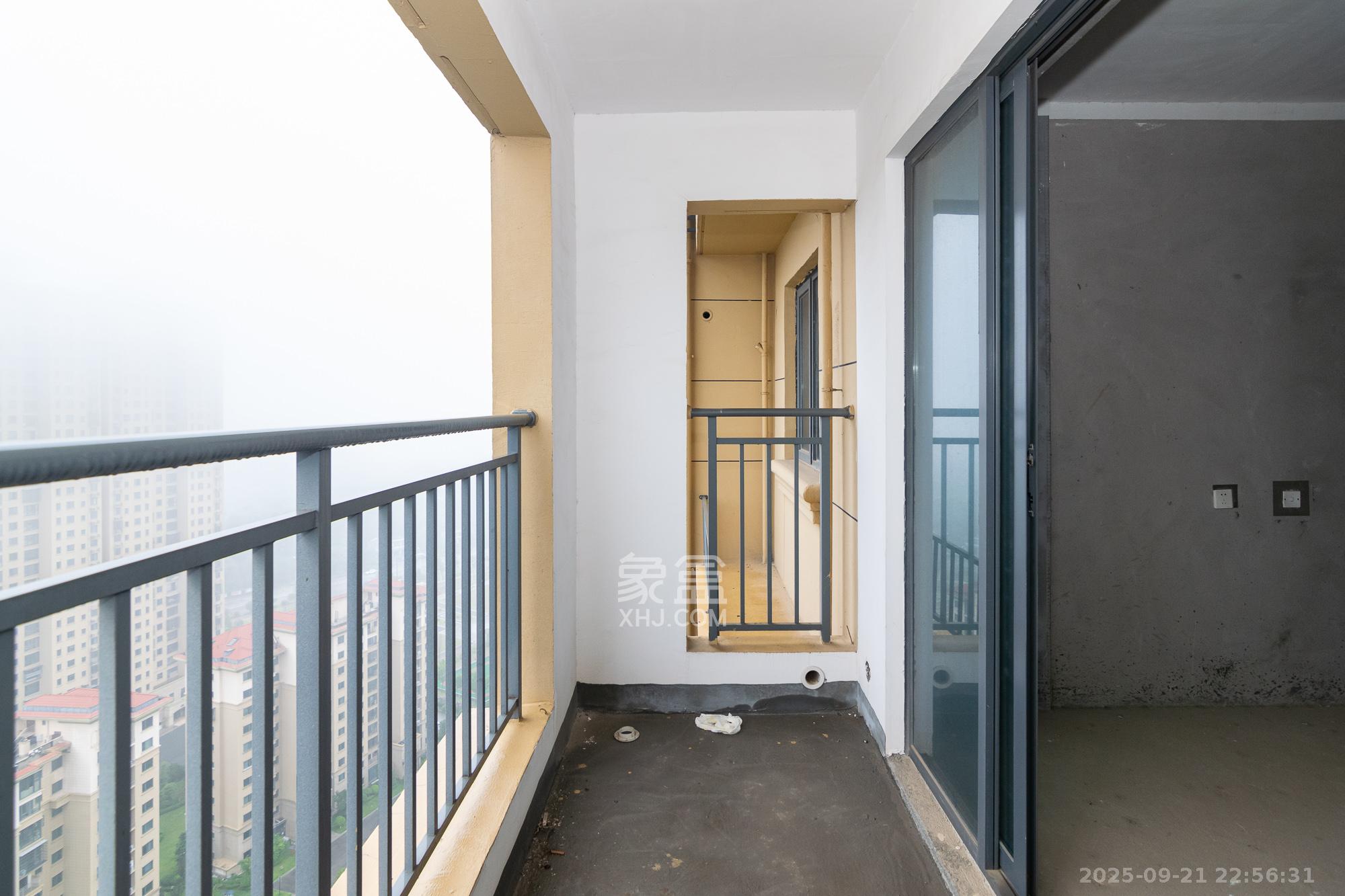 荣盛岳麓峰景  3室2厅2卫    56.0万阳台