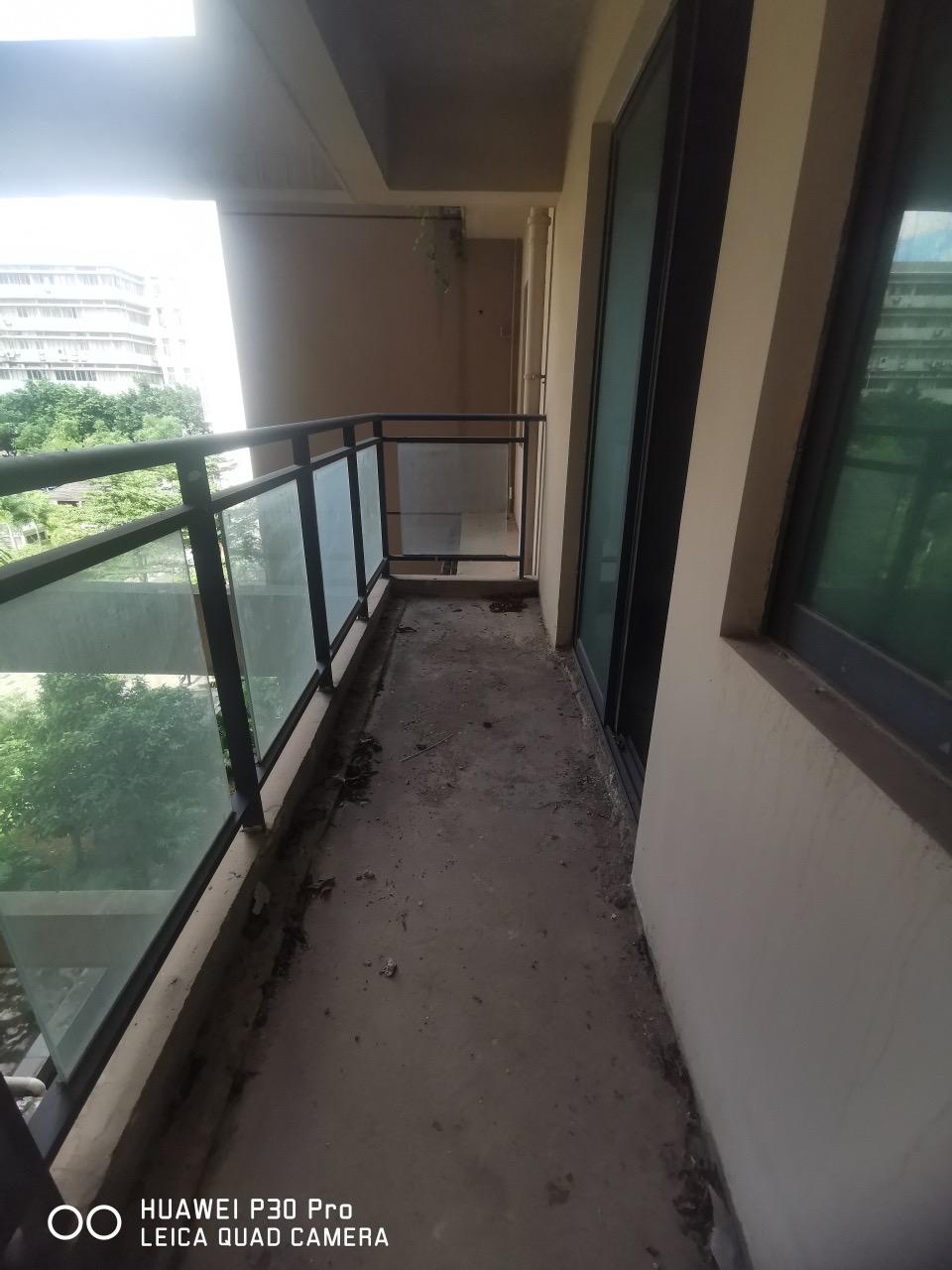 汇水湾  5室2厅2卫   193.00万客厅