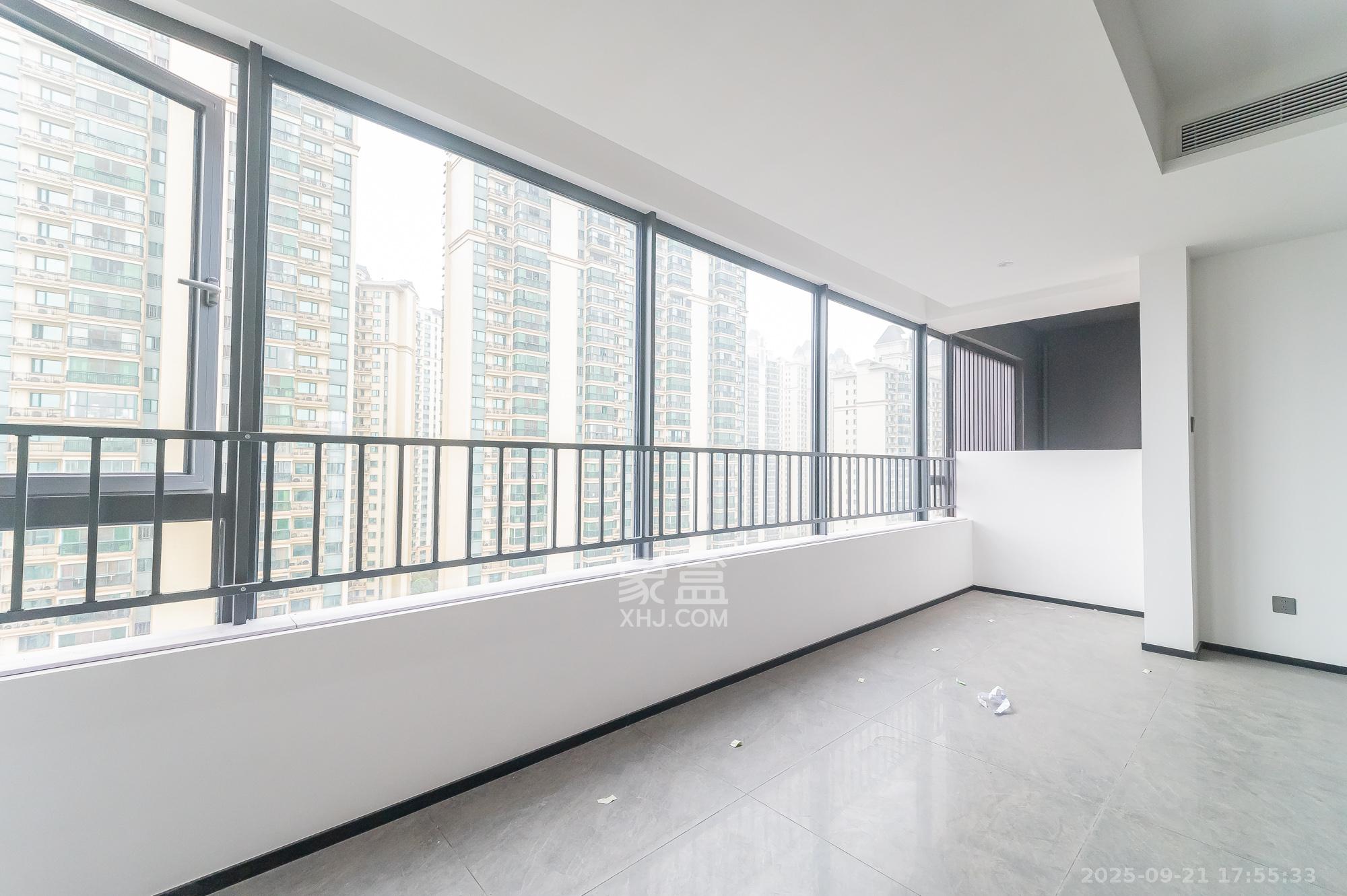 万科松湖天地 4室2厅2卫 170.0万 万科松湖天地 4室2厅2卫 170.0万阳台