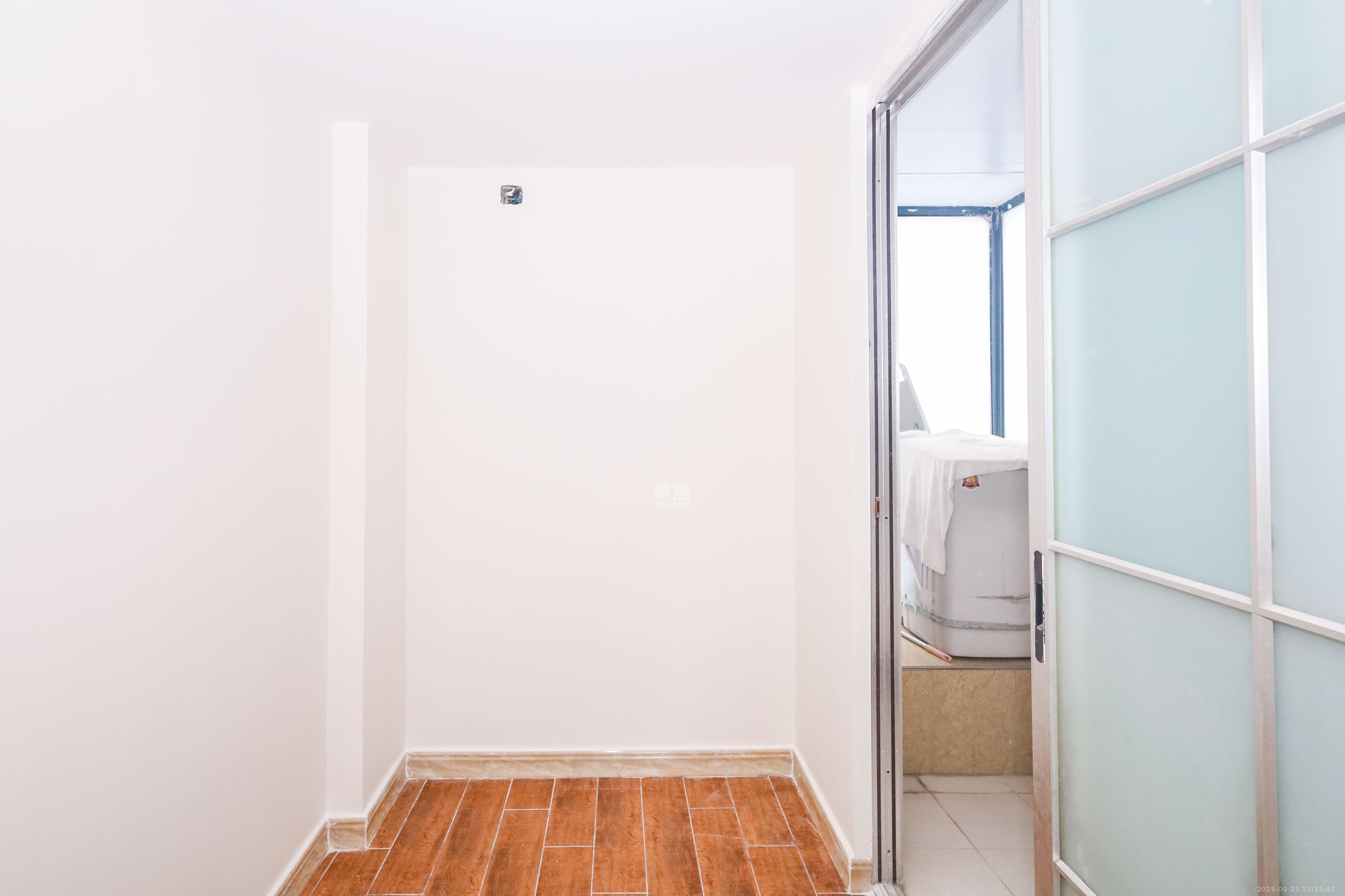 麓谷公馆(涉外国际公馆) 3室2厅2卫 95.0万 麓谷公馆(涉外国际公馆) 3室2厅2卫 95.0万卧室