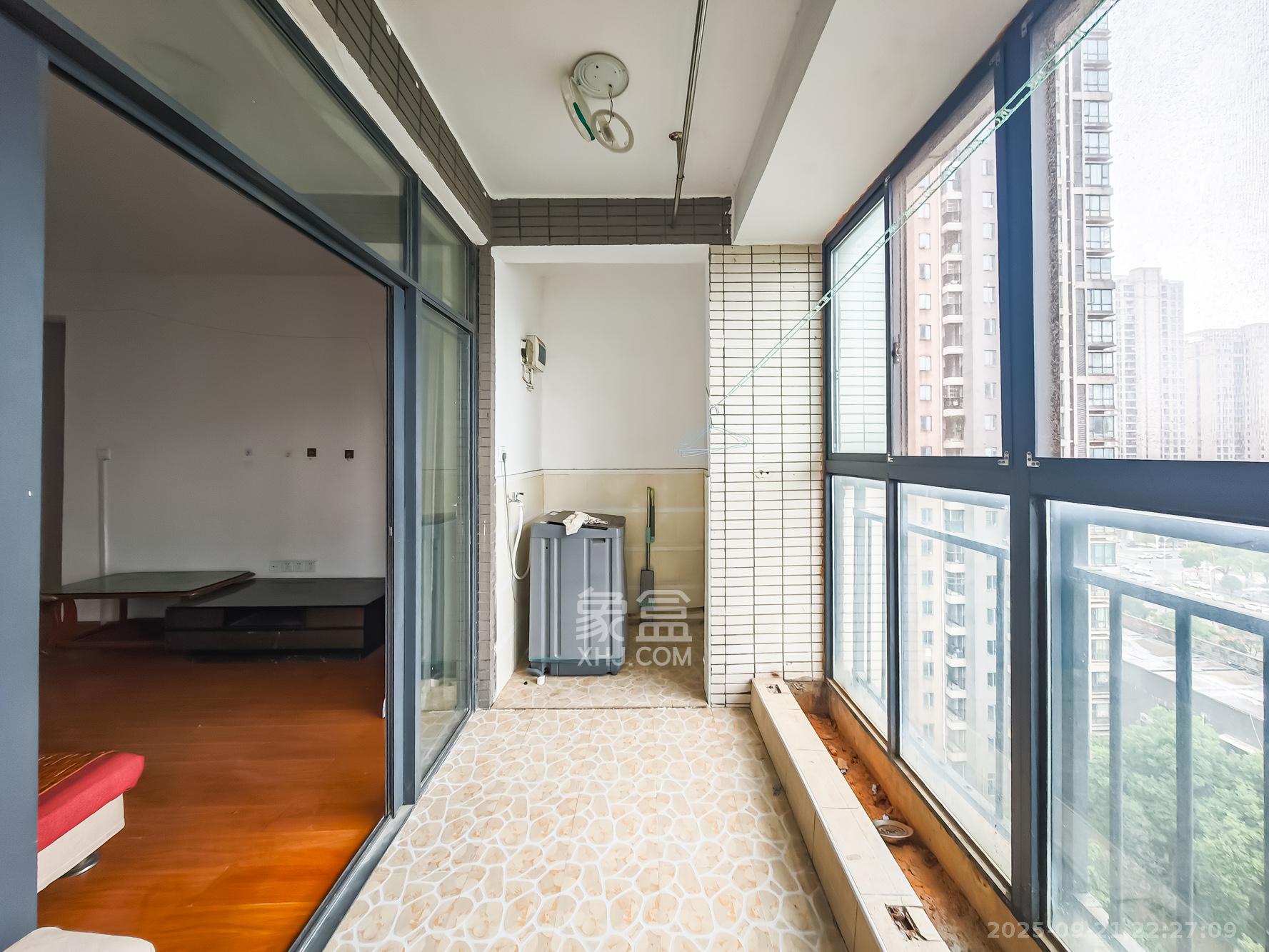 极目楚天 4室2厅2卫 88.0万 极目楚天 4室2厅2卫 88.0万阳台