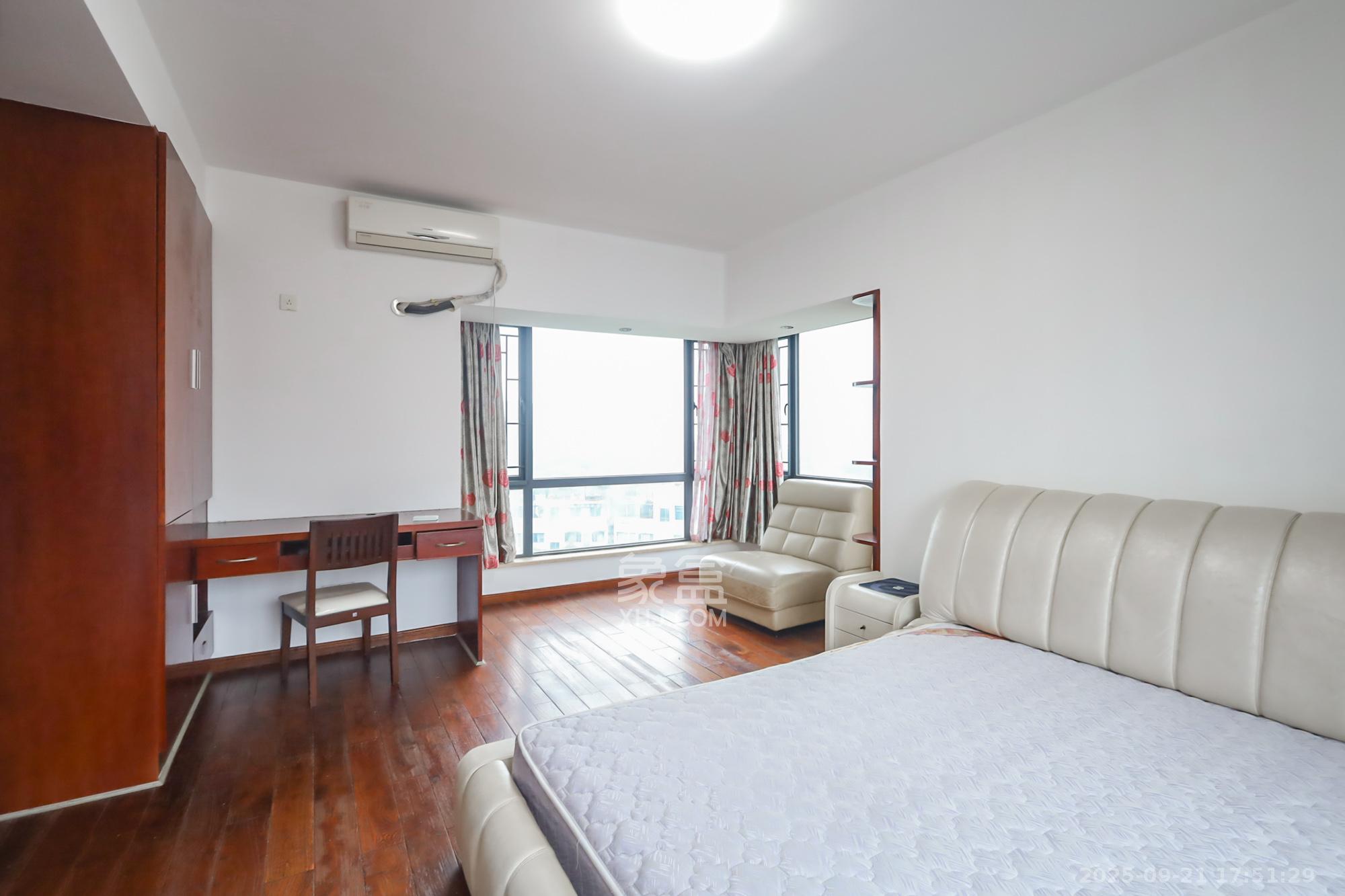 景秀江山  3室2厅2卫    149.5万 景秀江山  3室2厅2卫    149.5万卧室