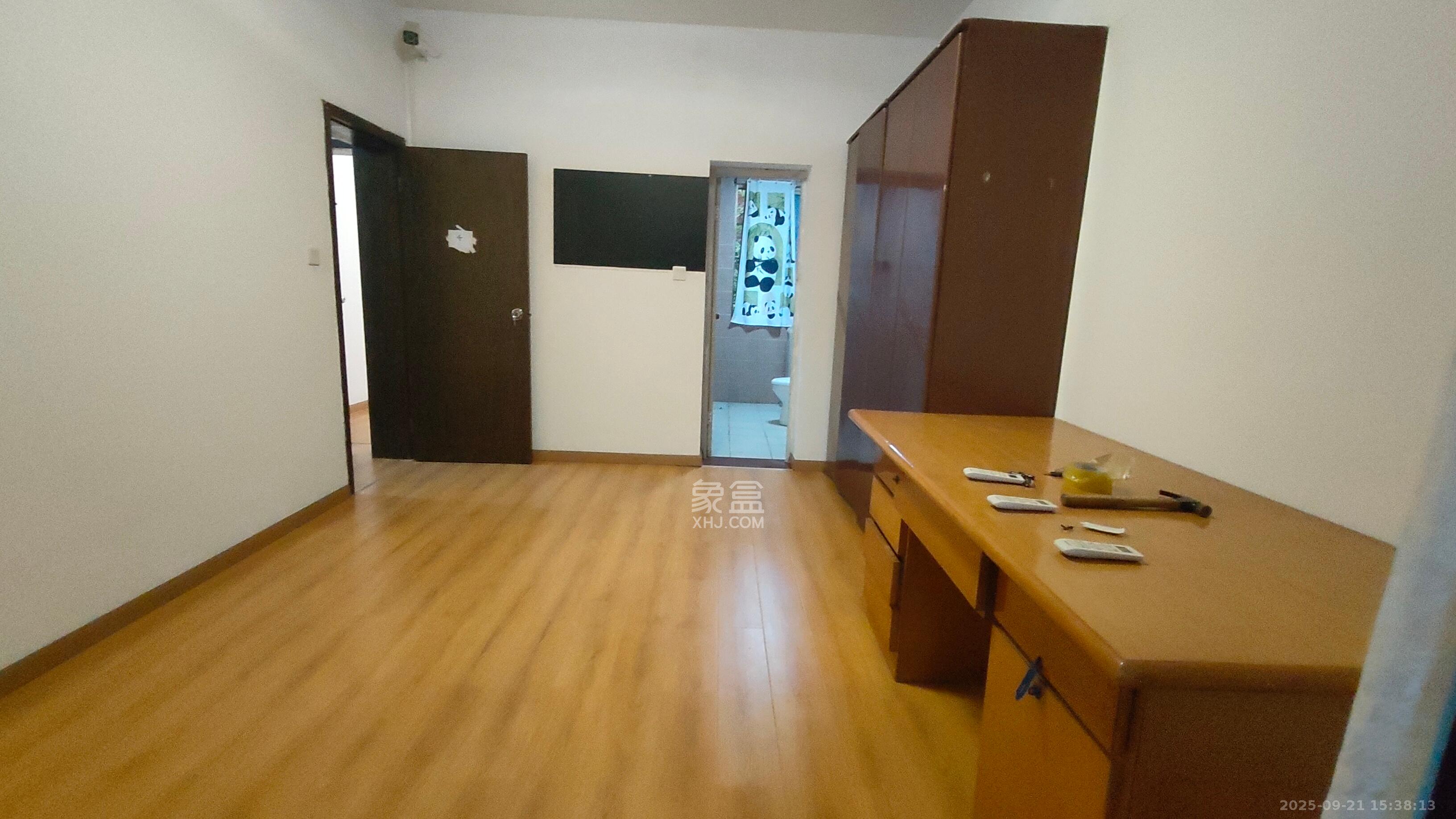 科教新村  4室2厅1卫    3000.0元/月室内图