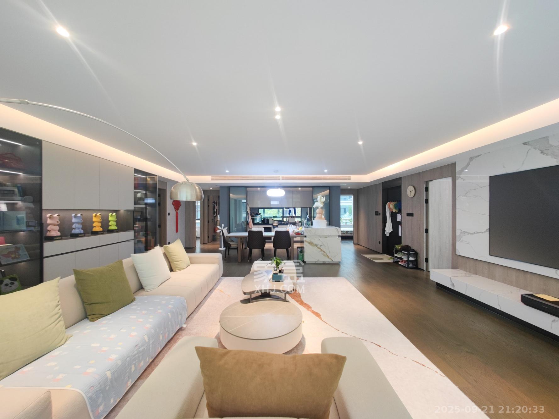 印湘山  4室2厅2卫    318.0万客厅