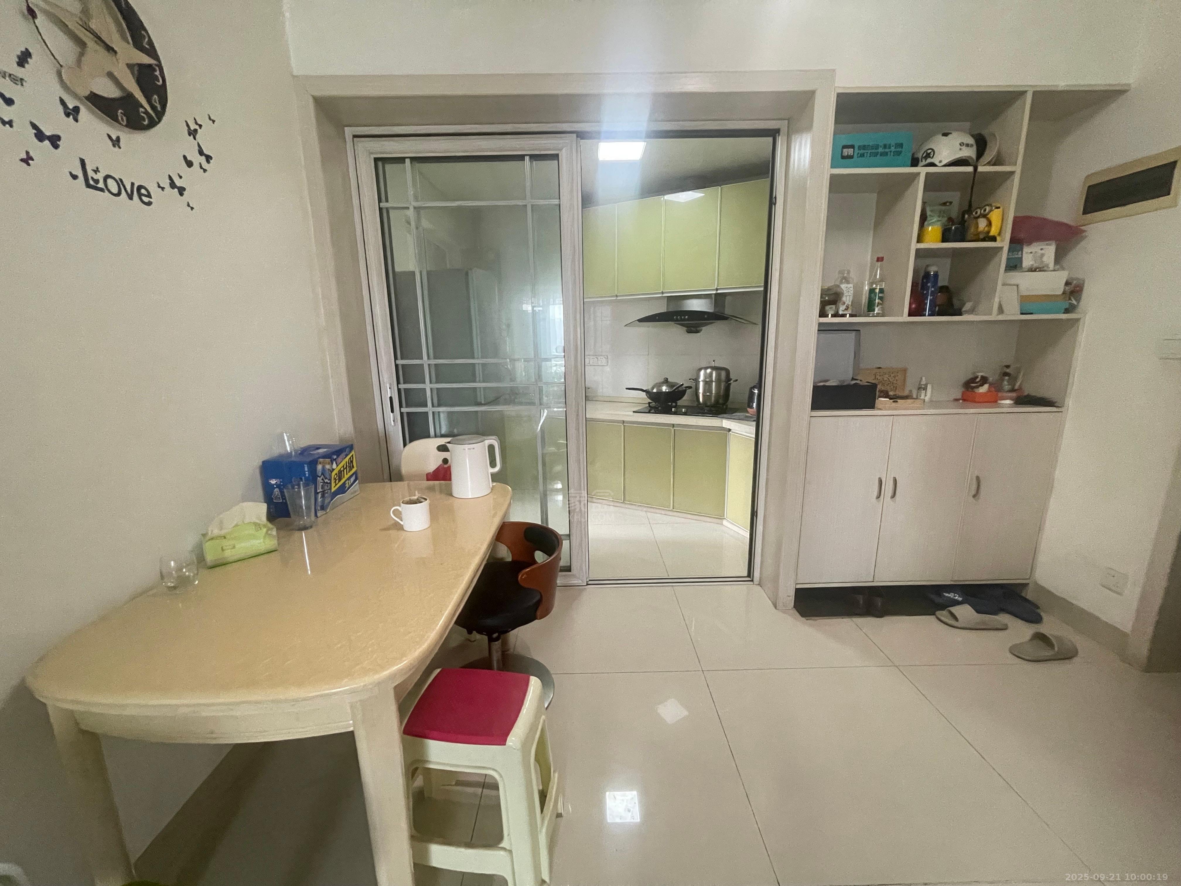 美的城二期  3室2厅2卫    1800.0元/月室内图