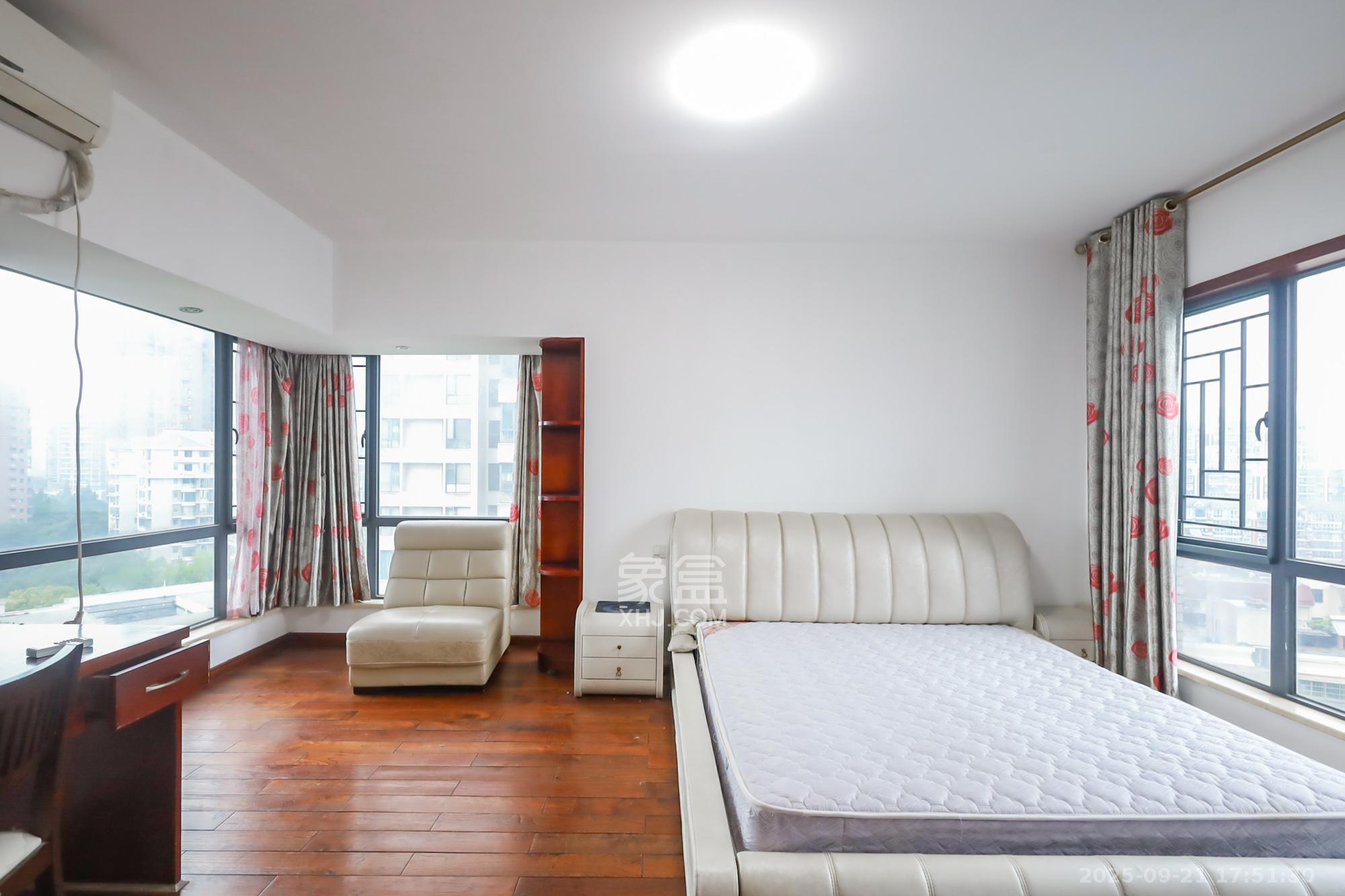 景秀江山  3室2厅2卫    149.5万卧室