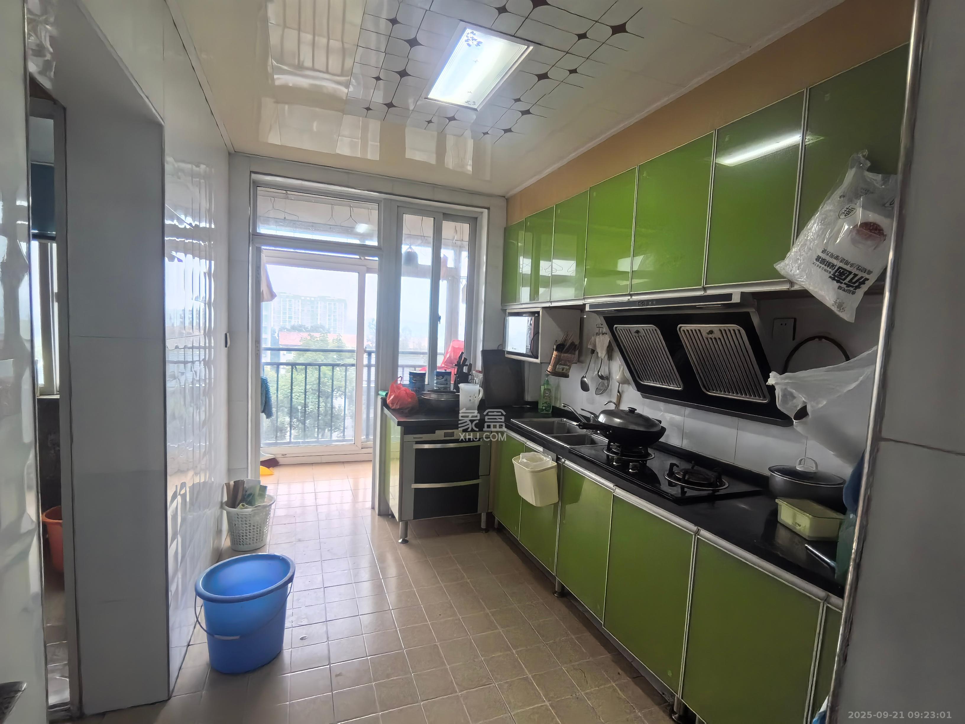 中悦领秀金都  3室2厅2卫    1800.0元/月室内图