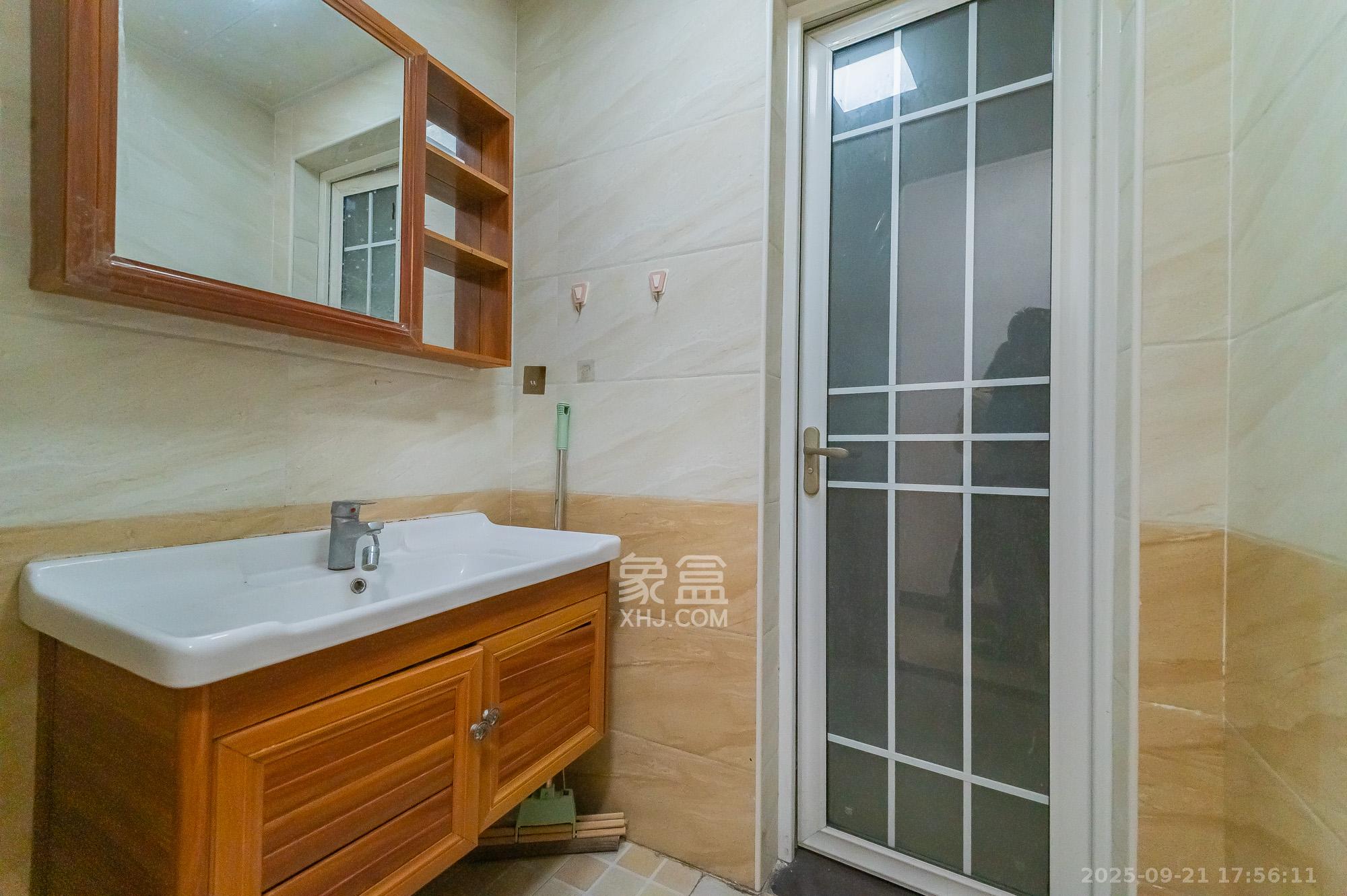 未来漫城  3室1厅1卫    89.8万卫生间