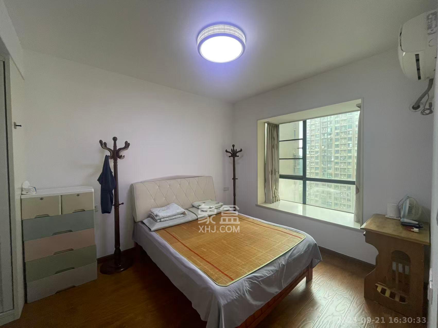 秀峰景园(领秀峰) 1室2厅1卫 2350.0元/月 秀峰景园(领秀峰) 1室2厅1卫 2350.0元/月室内图