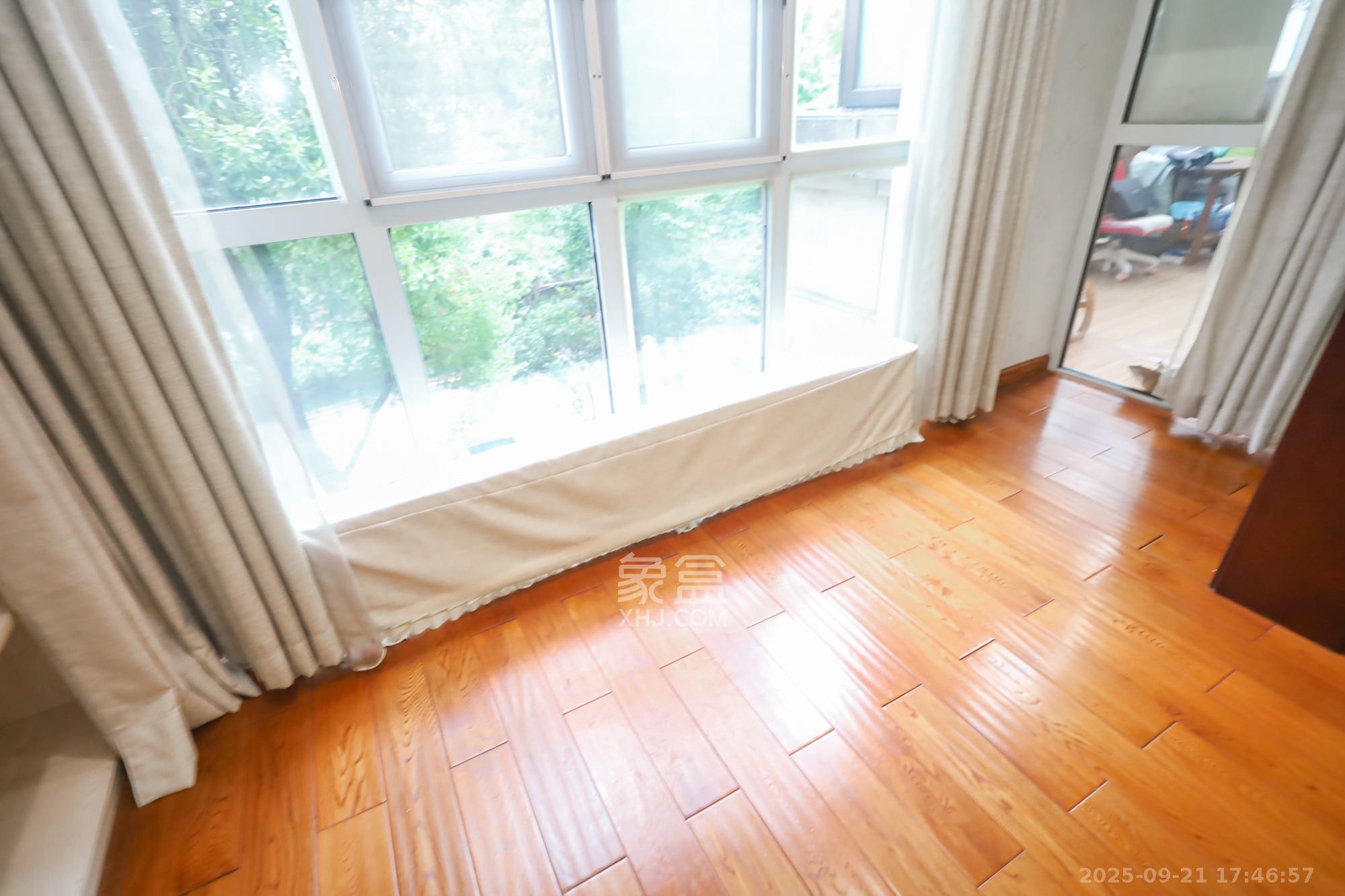 世茂铂翠湾二期 4室2厅2卫 248.0万 世茂铂翠湾二期 4室2厅2卫 248.0万阳台