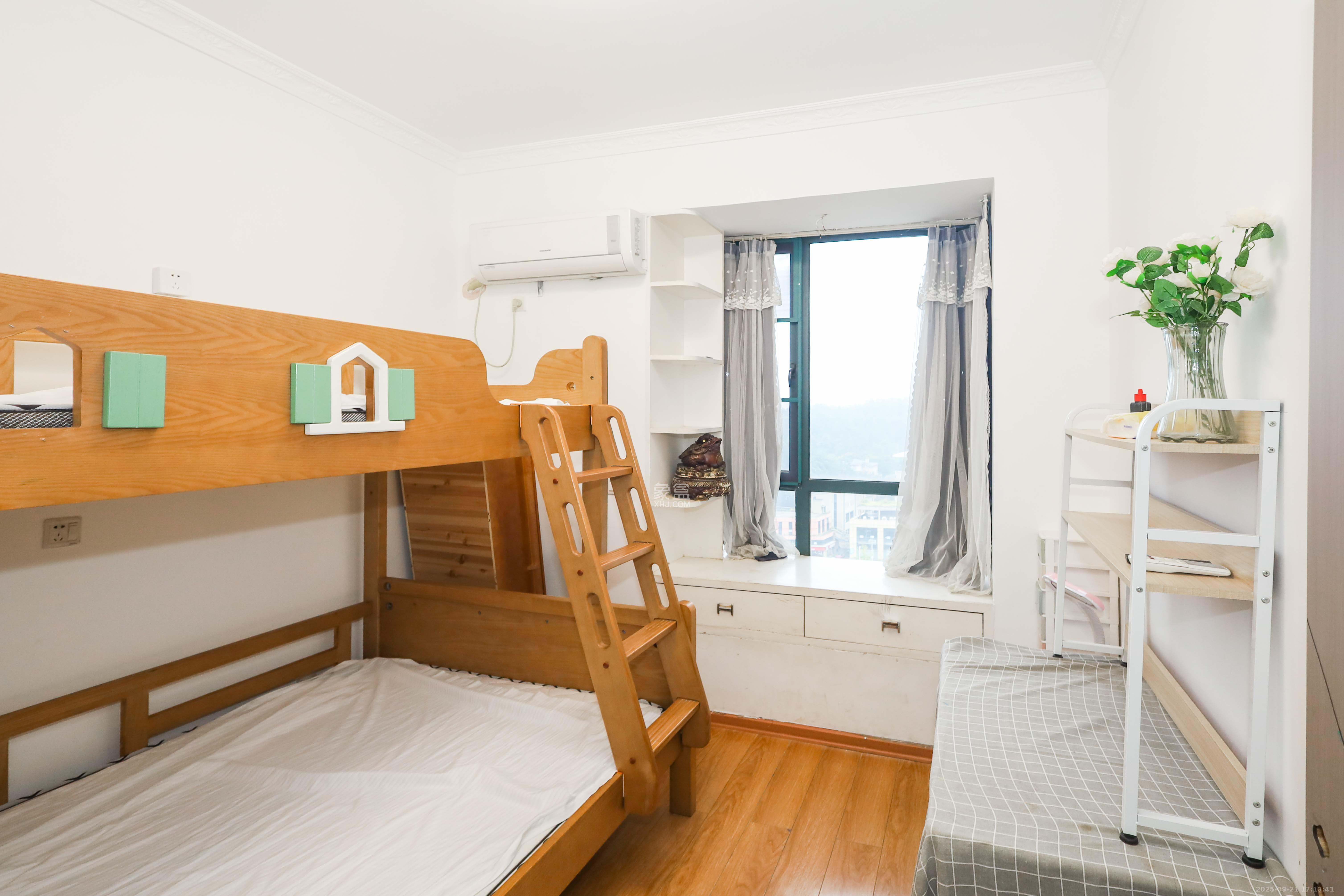 麓谷公馆(涉外国际公馆) 3室2厅2卫 95.0万 麓谷公馆(涉外国际公馆) 3室2厅2卫 95.0万卧室