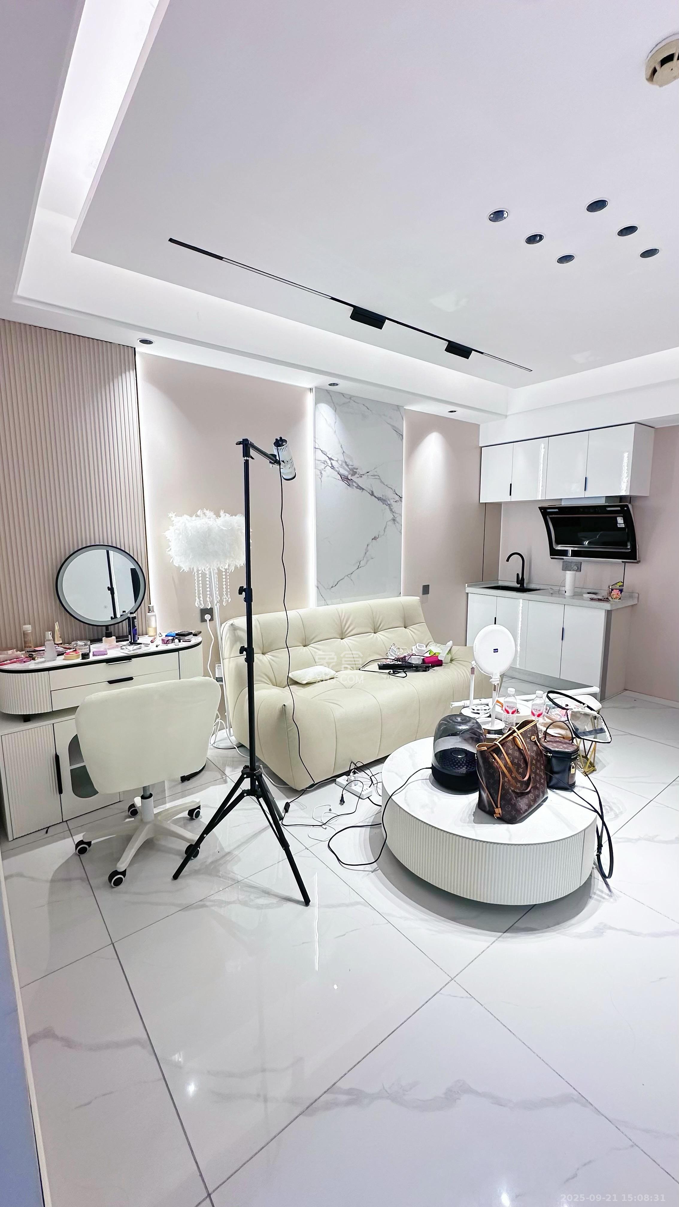 明城国际 1室1厅1卫 2700.0元/月 明城国际 1室1厅1卫 2700.0元/月室内图