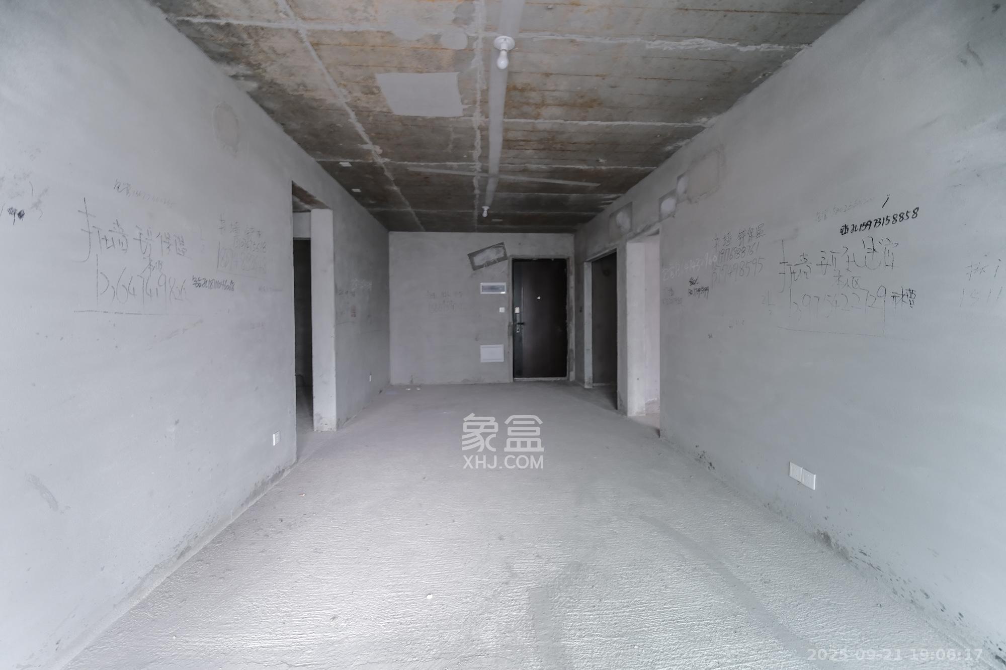 爱情公望府 3室2厅2卫 88.8万 爱情公望府 3室2厅2卫 88.8万客厅