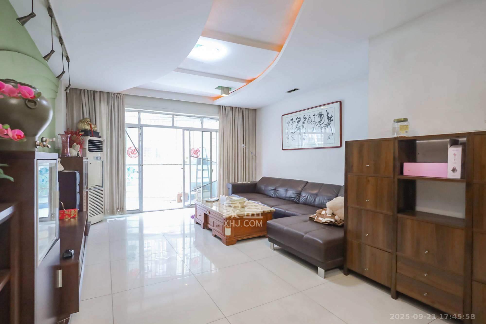 江岸景苑  3室1厅1卫    156.0万客厅