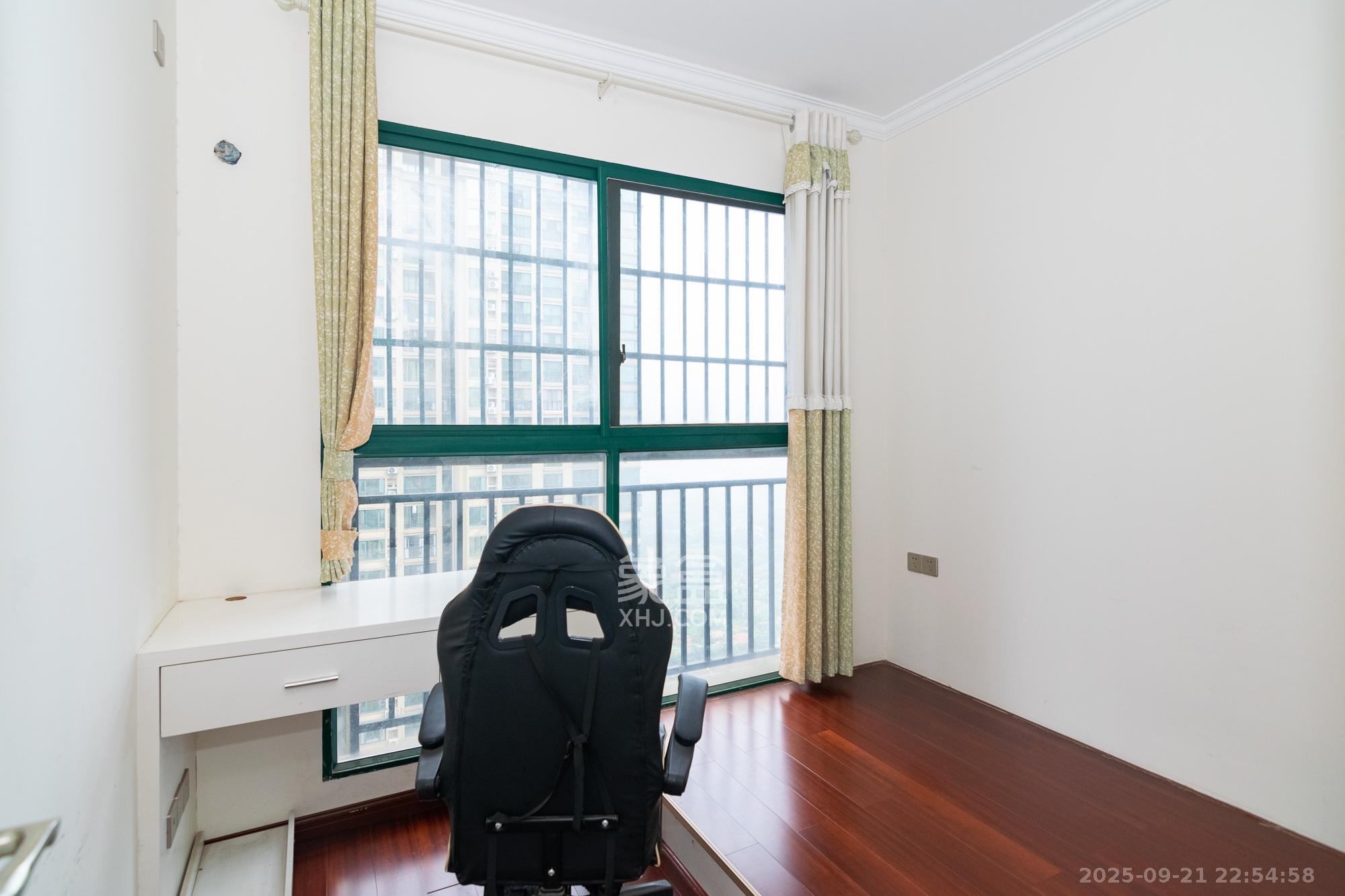 富基世纪公园 4室2厅2卫 92.0万 富基世纪公园 4室2厅2卫 92.0万卧室