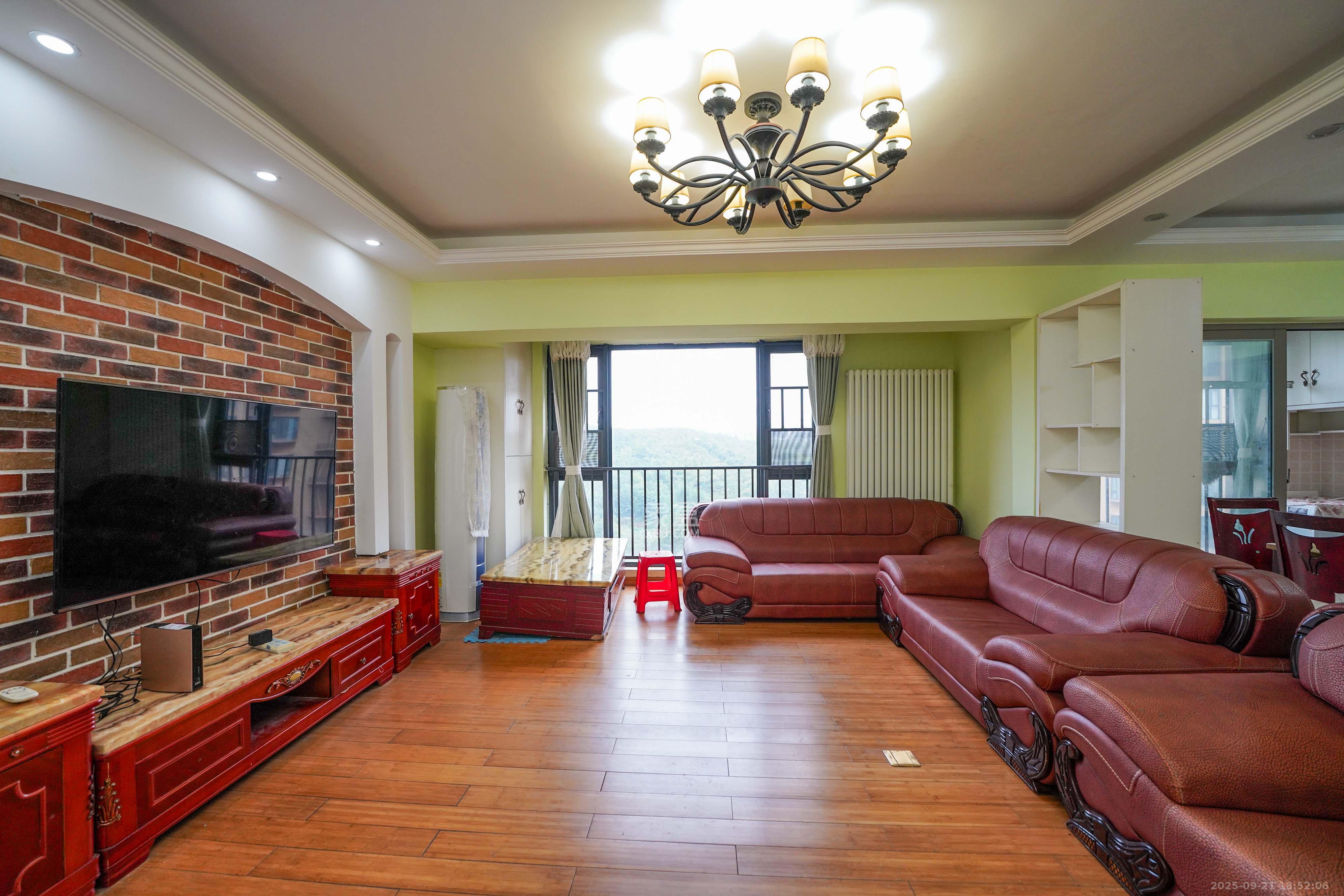 怡海星城  3室2厅2卫    69.0万 怡海星城  3室2厅2卫    69.0万客厅