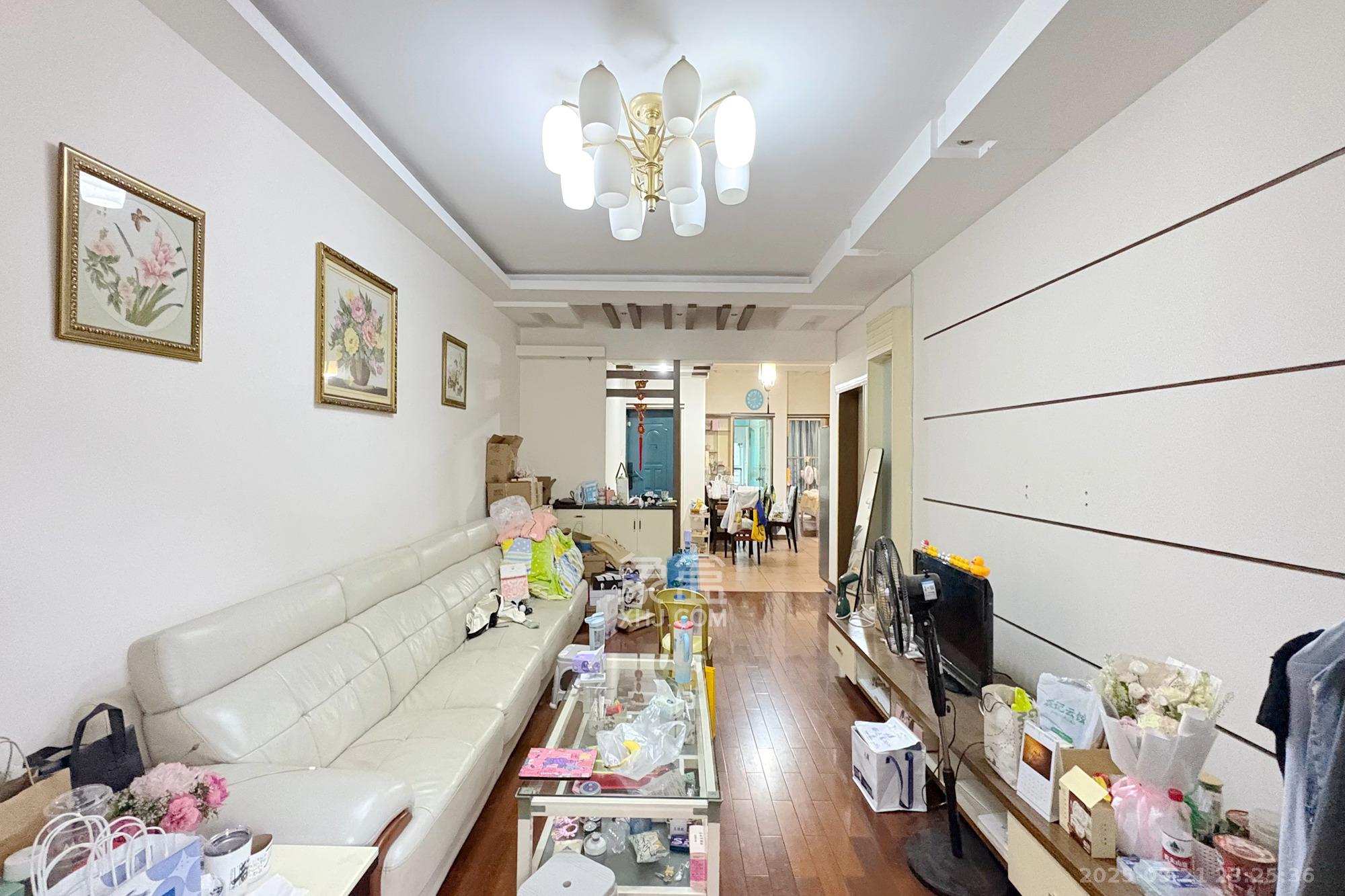 颐美园 3室2厅2卫 94.8万 颐美园 3室2厅2卫 94.8万客厅