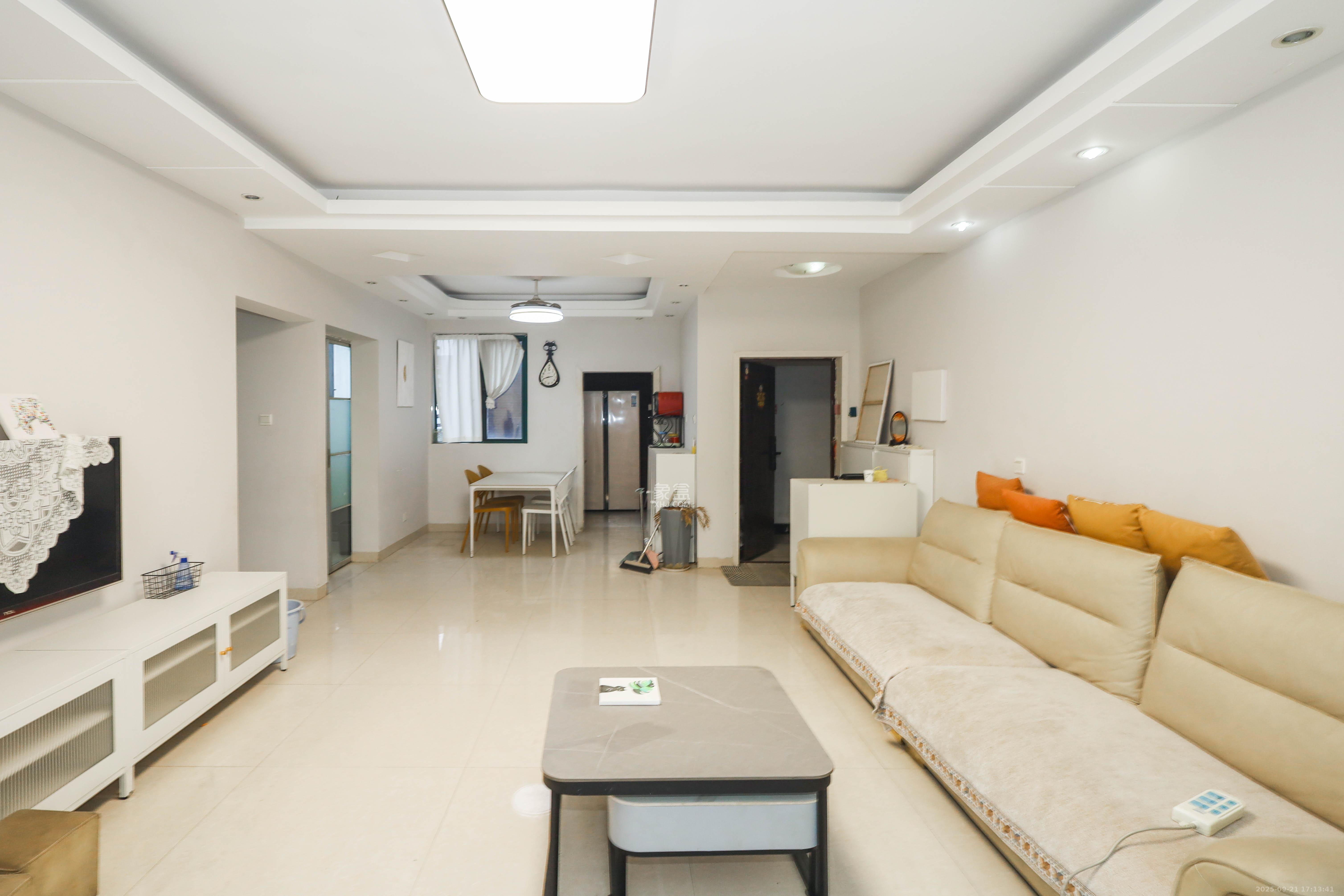 麓谷公馆(涉外国际公馆) 3室2厅2卫 95.0万 麓谷公馆(涉外国际公馆) 3室2厅2卫 95.0万客厅